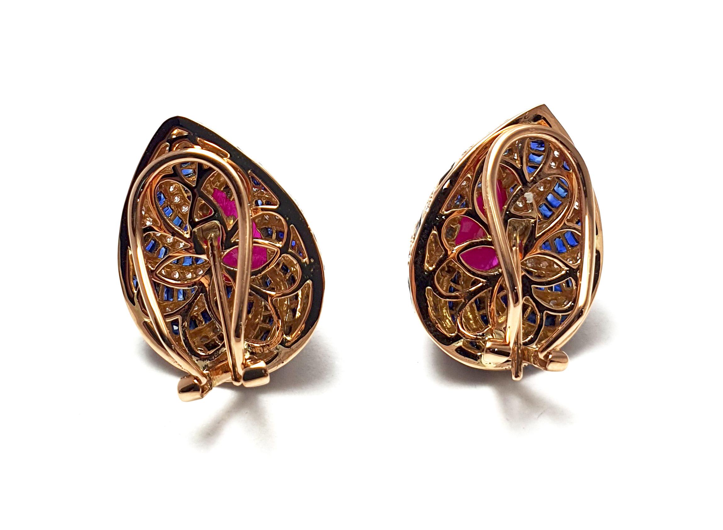 Pendientes de rubí, zafiro azul y diamantes engastados en oro rosa de 18 quilates Corte mixto en venta
