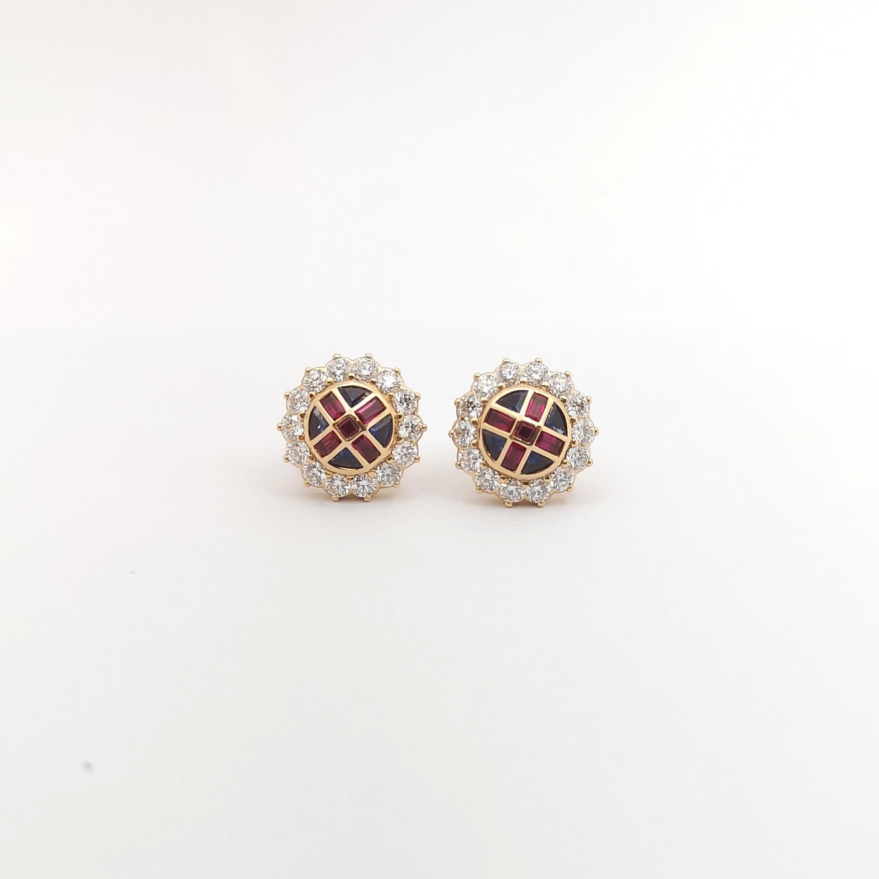 Orecchini di rubini, zaffiri blu e diamanti con montatura in oro rosa 18K In condizioni Nuovo in vendita a Bangkok, TH