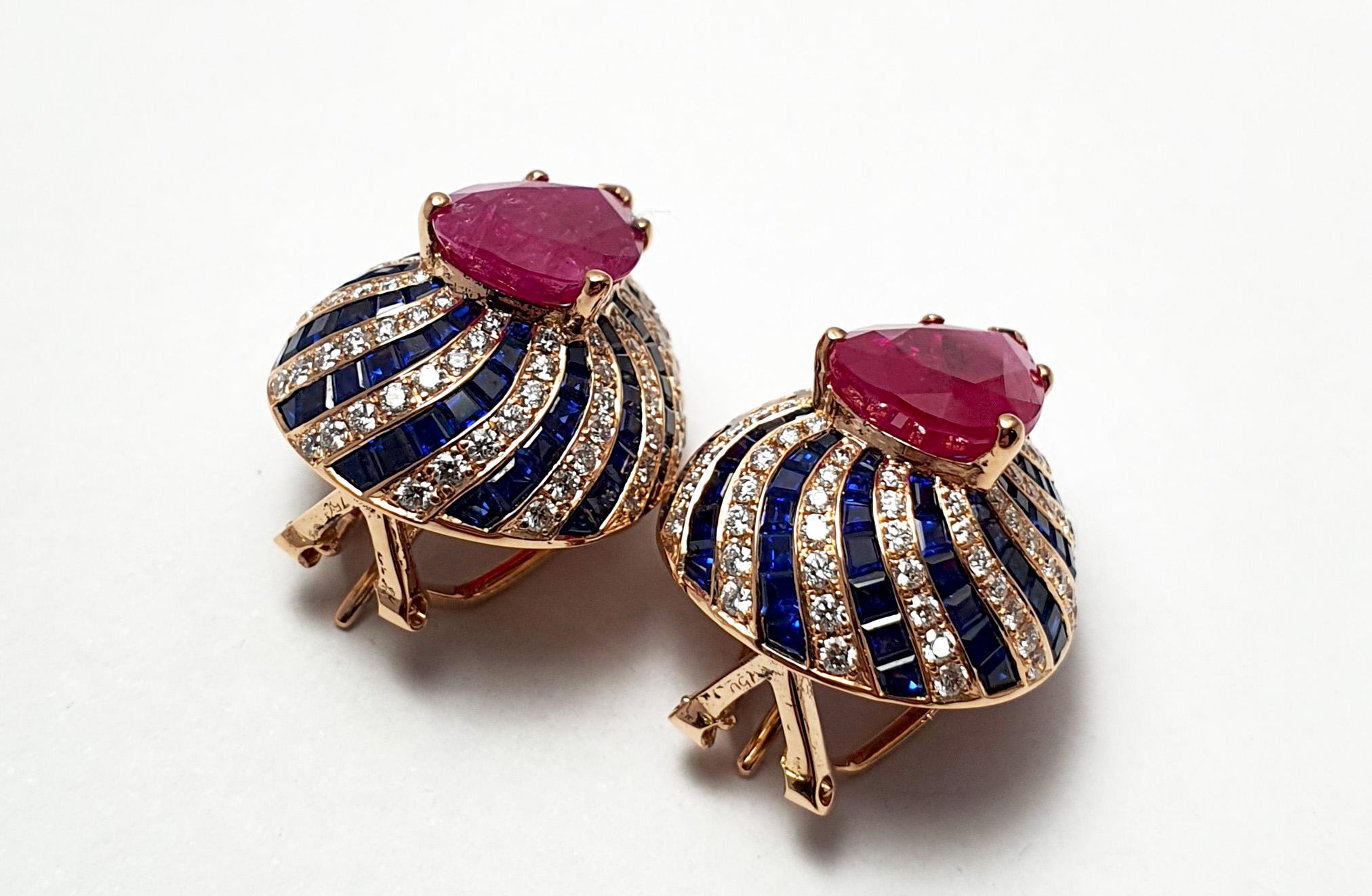 De las mujeres Pendientes de rubí, zafiro azul y diamantes engastados en oro rosa de 18 quilates en venta