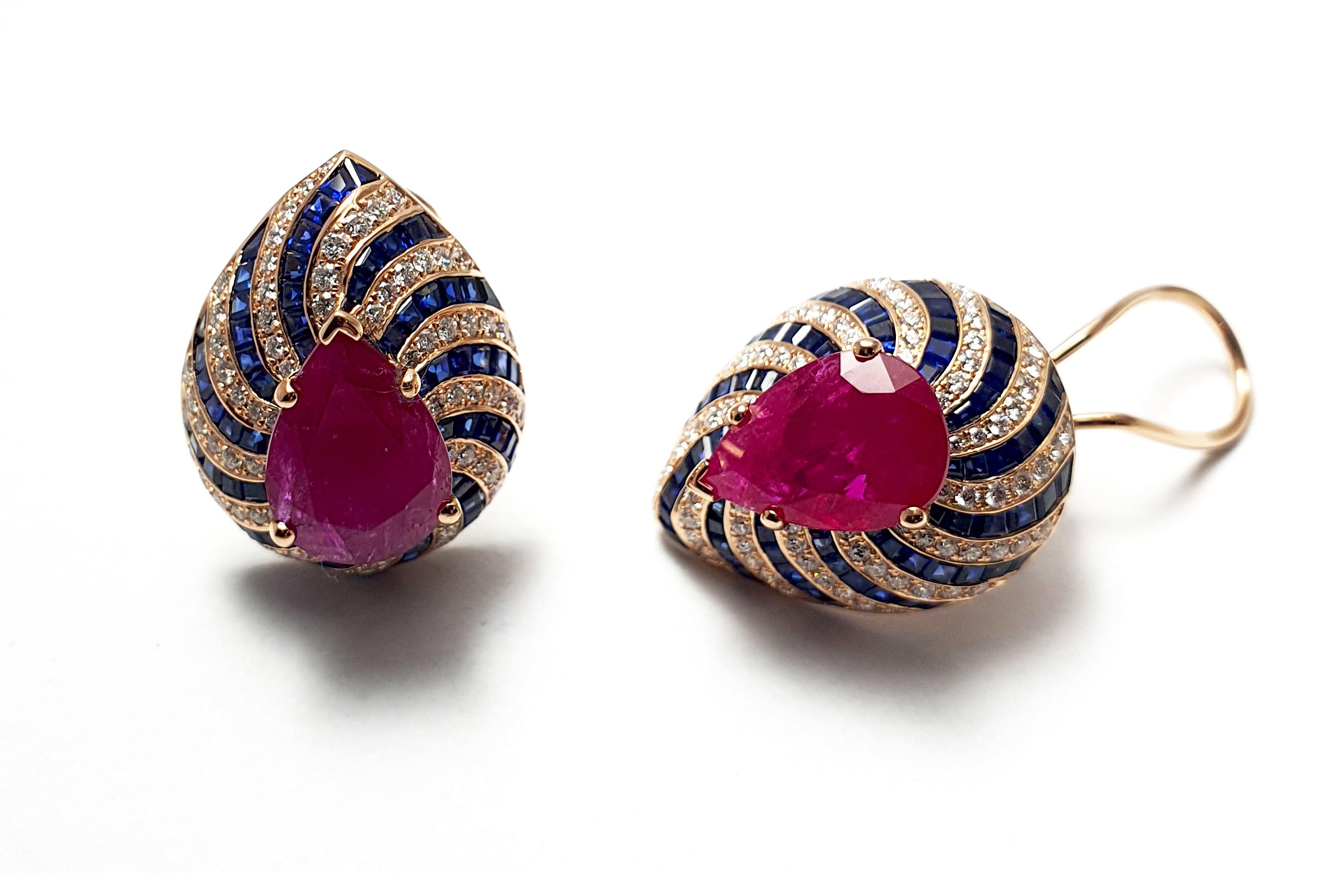 Pendientes de rubí, zafiro azul y diamantes engastados en oro rosa de 18 quilates en venta 1