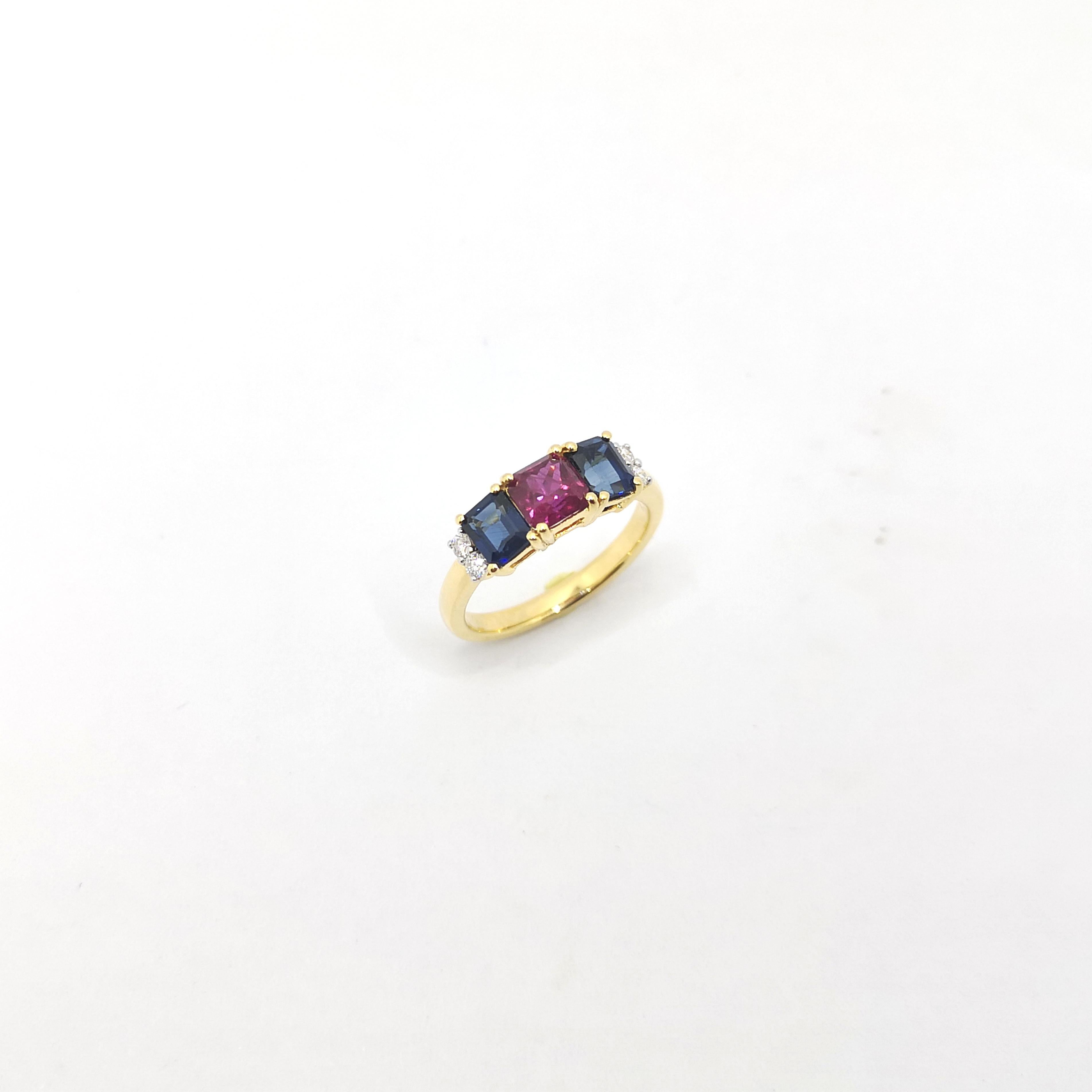 Bague en or 18 carats sertie de rubis, de saphirs bleus et de diamants en vente 4