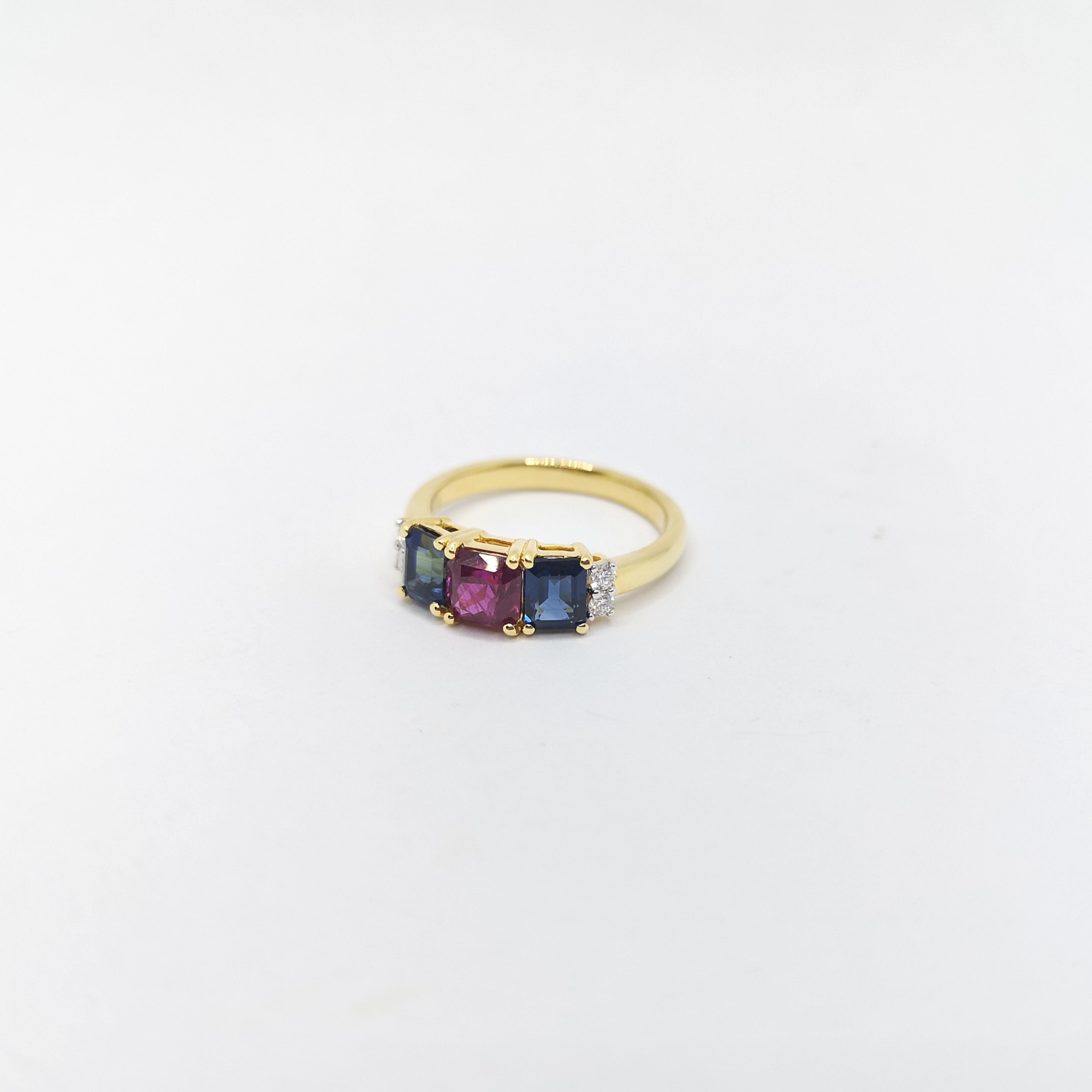 Bague en or 18 carats sertie de rubis, de saphirs bleus et de diamants en vente 5
