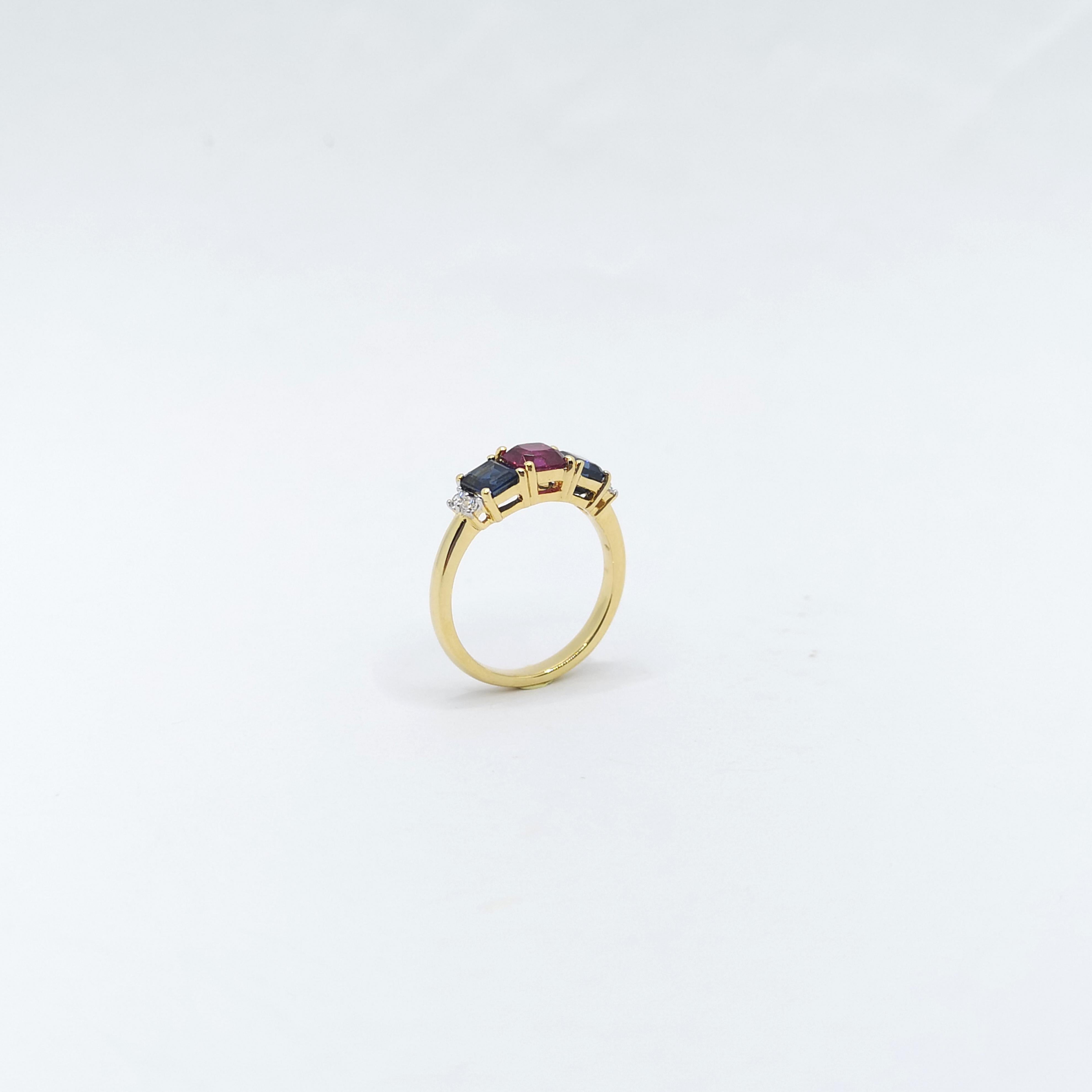 Bague en or 18 carats sertie de rubis, de saphirs bleus et de diamants en vente 6