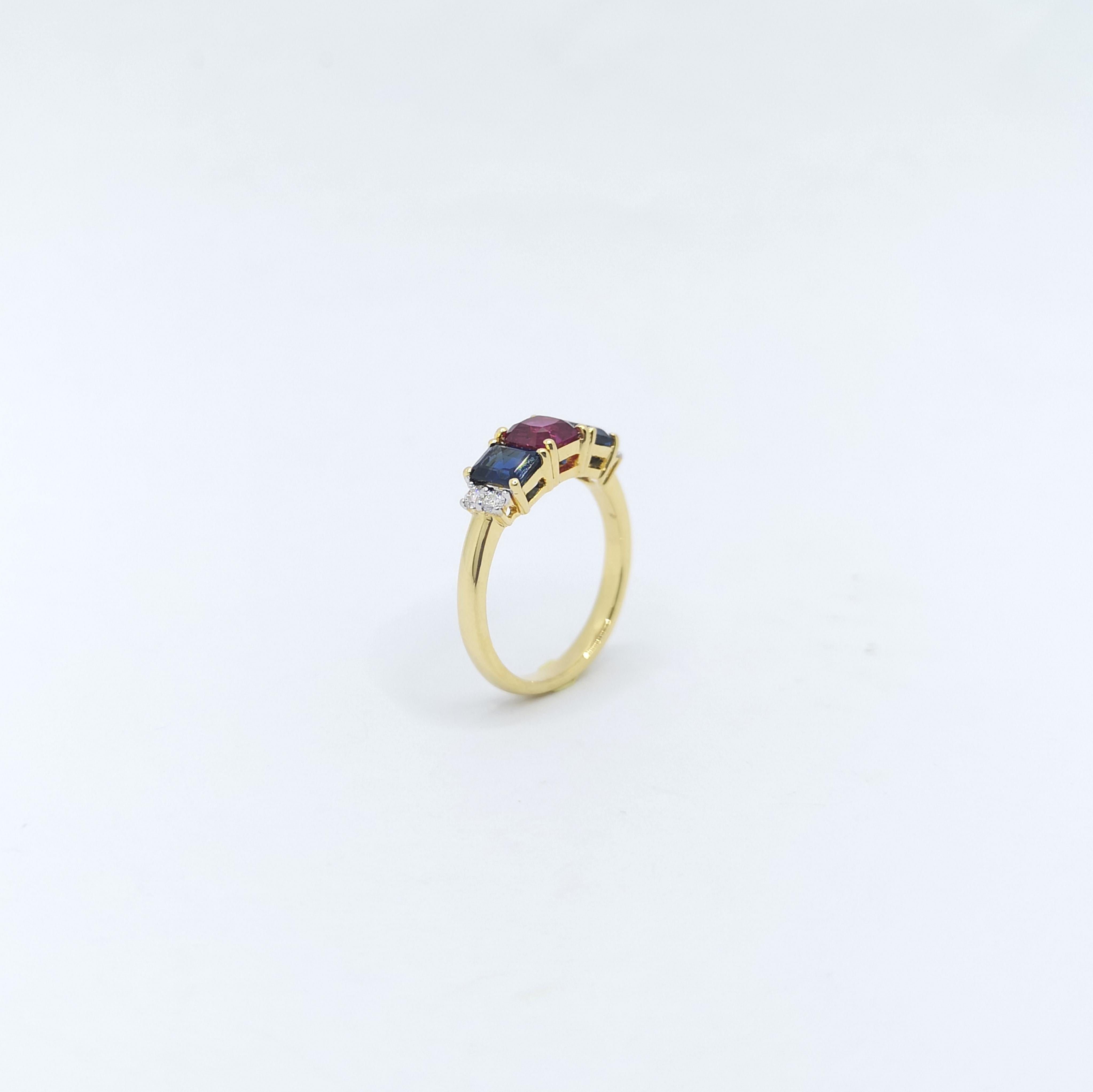 Bague en or 18 carats sertie de rubis, de saphirs bleus et de diamants en vente 7