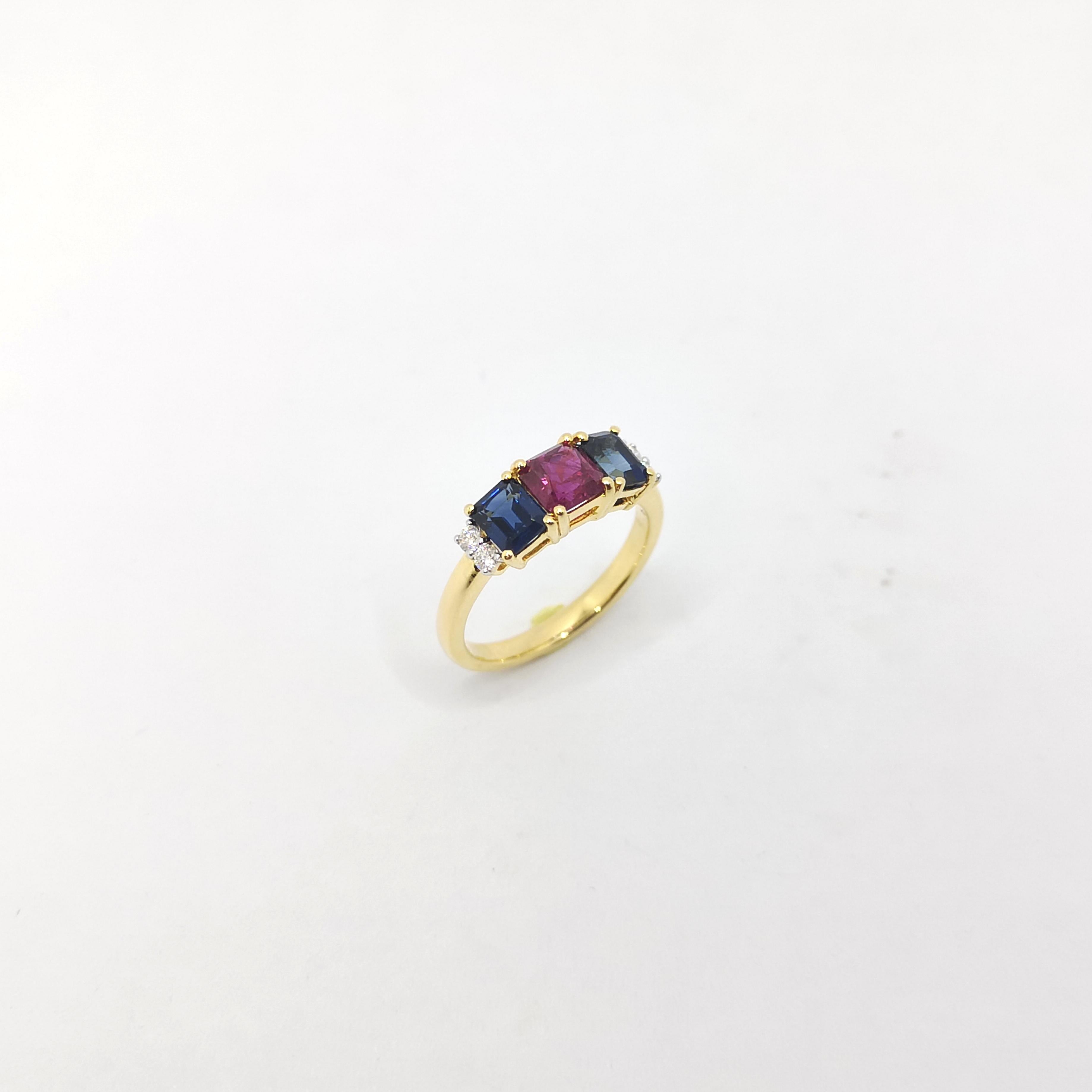 Bague en or 18 carats sertie de rubis, de saphirs bleus et de diamants en vente 8