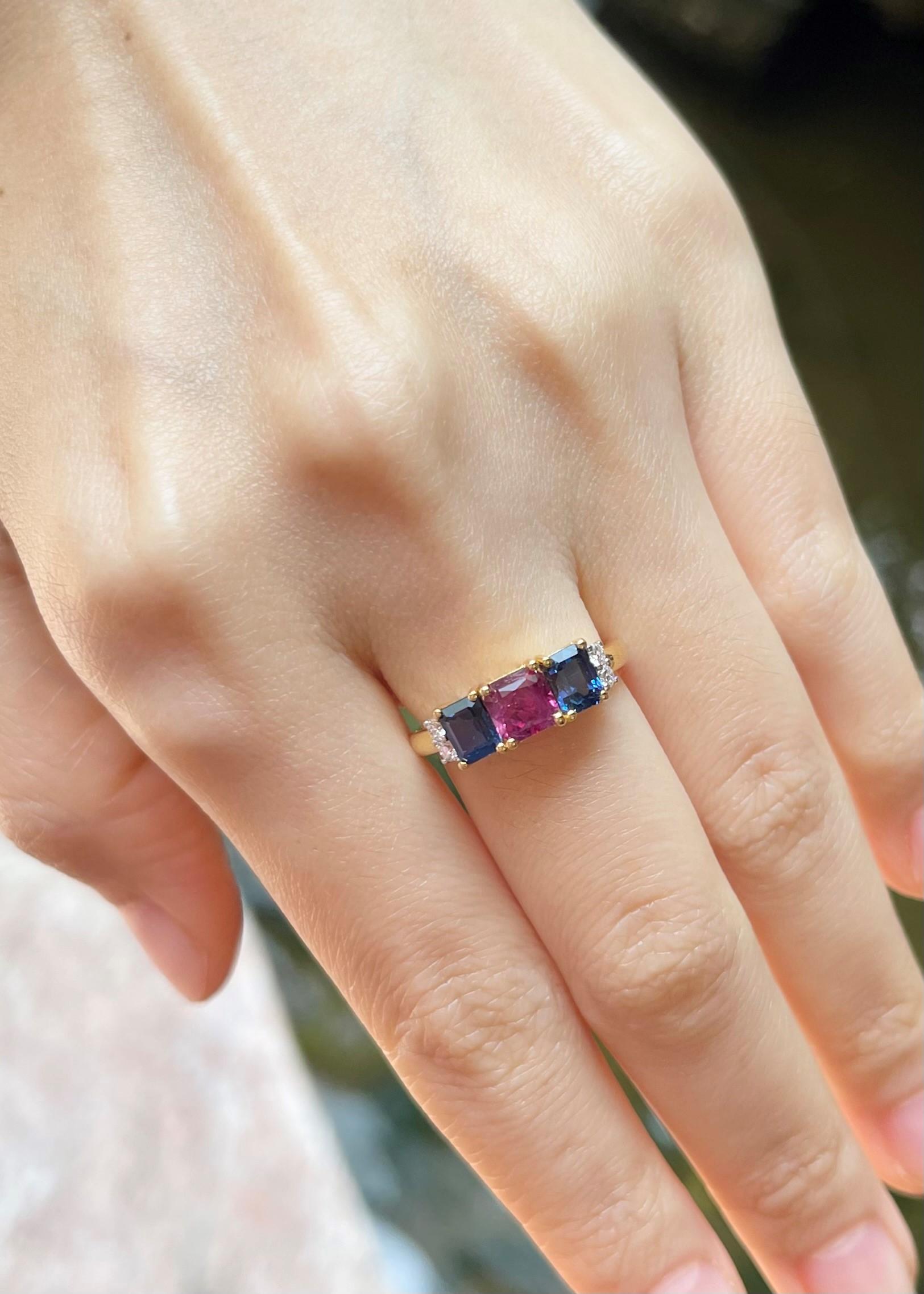 Contemporain Bague en or 18 carats sertie de rubis, de saphirs bleus et de diamants en vente