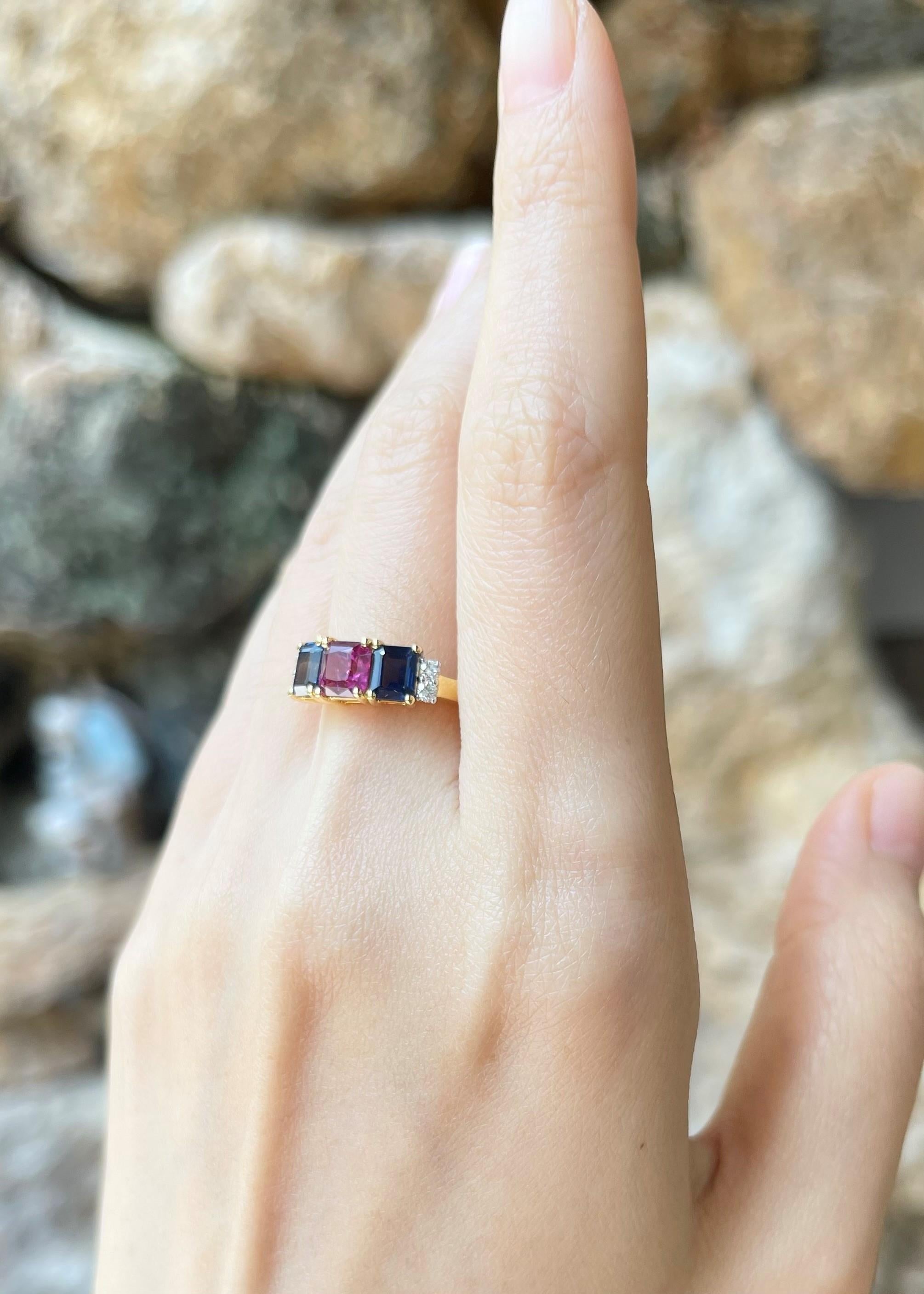 Taille princesse Bague en or 18 carats sertie de rubis, de saphirs bleus et de diamants en vente