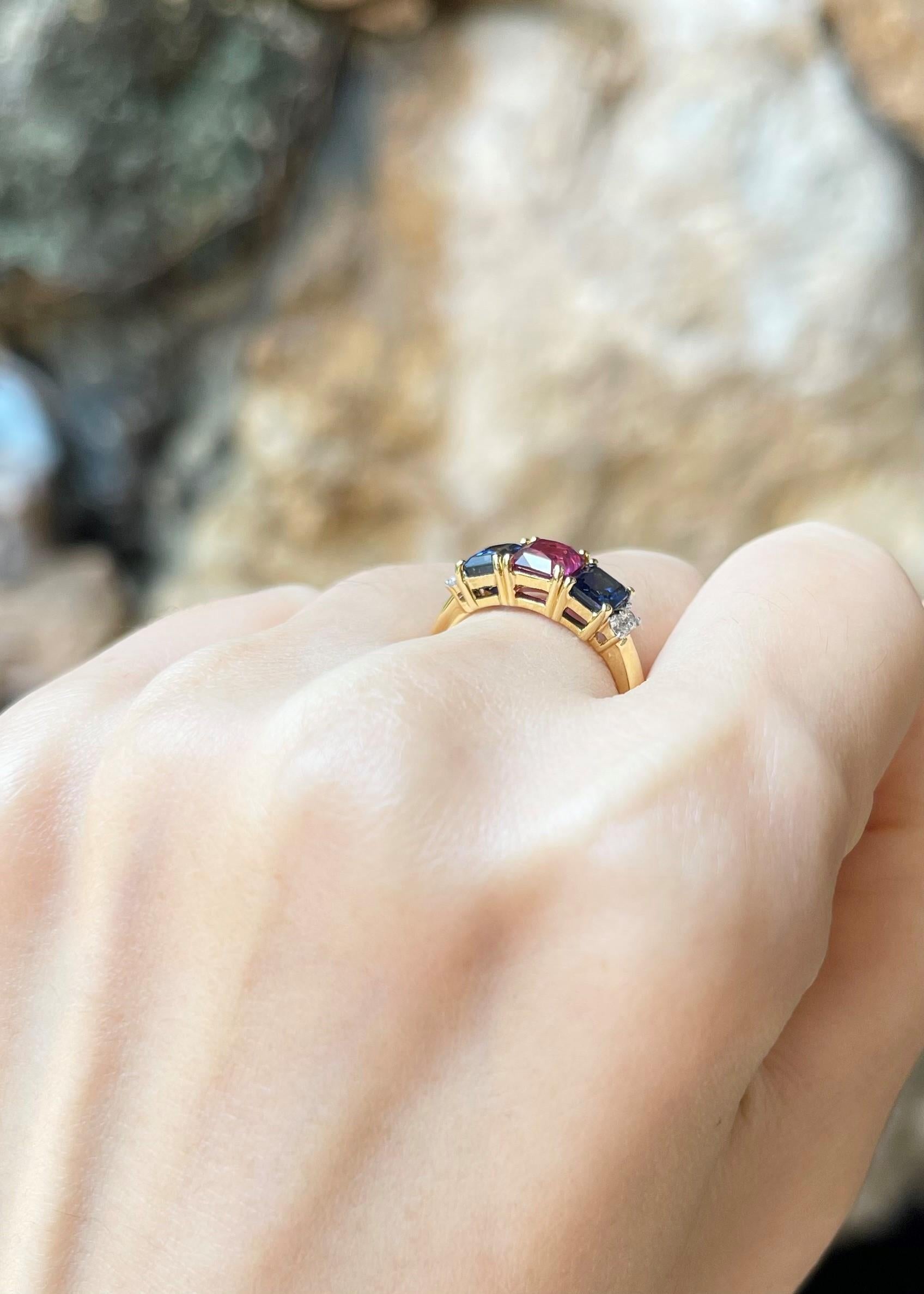 Bague en or 18 carats sertie de rubis, de saphirs bleus et de diamants Neuf - En vente à Bangkok, TH