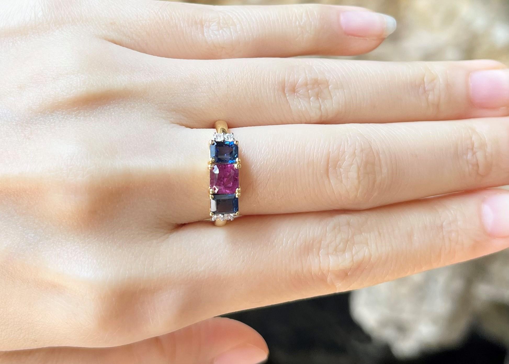 Bague en or 18 carats sertie de rubis, de saphirs bleus et de diamants Pour femmes en vente