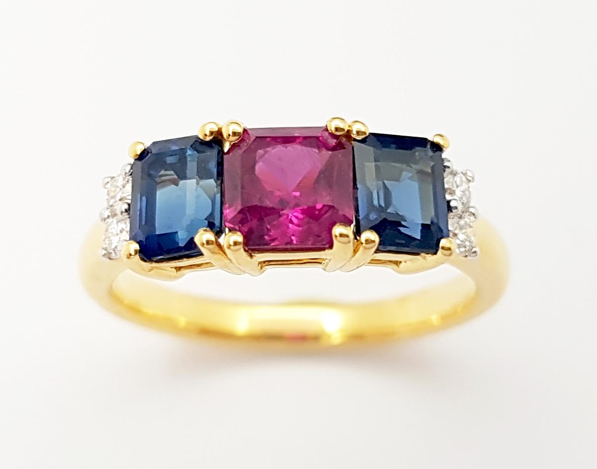 Bague en or 18 carats sertie de rubis, de saphirs bleus et de diamants en vente 1