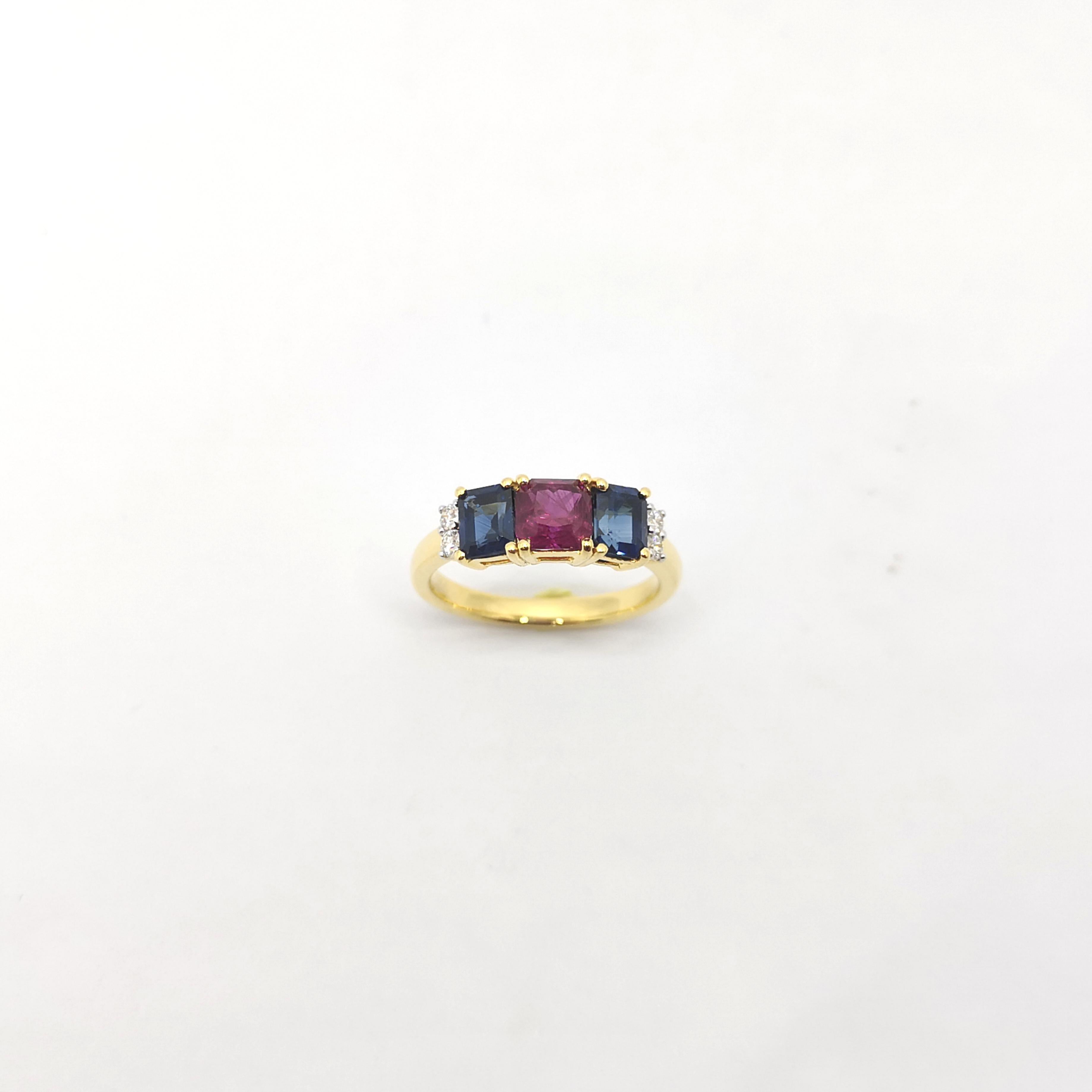 Bague en or 18 carats sertie de rubis, de saphirs bleus et de diamants en vente 2