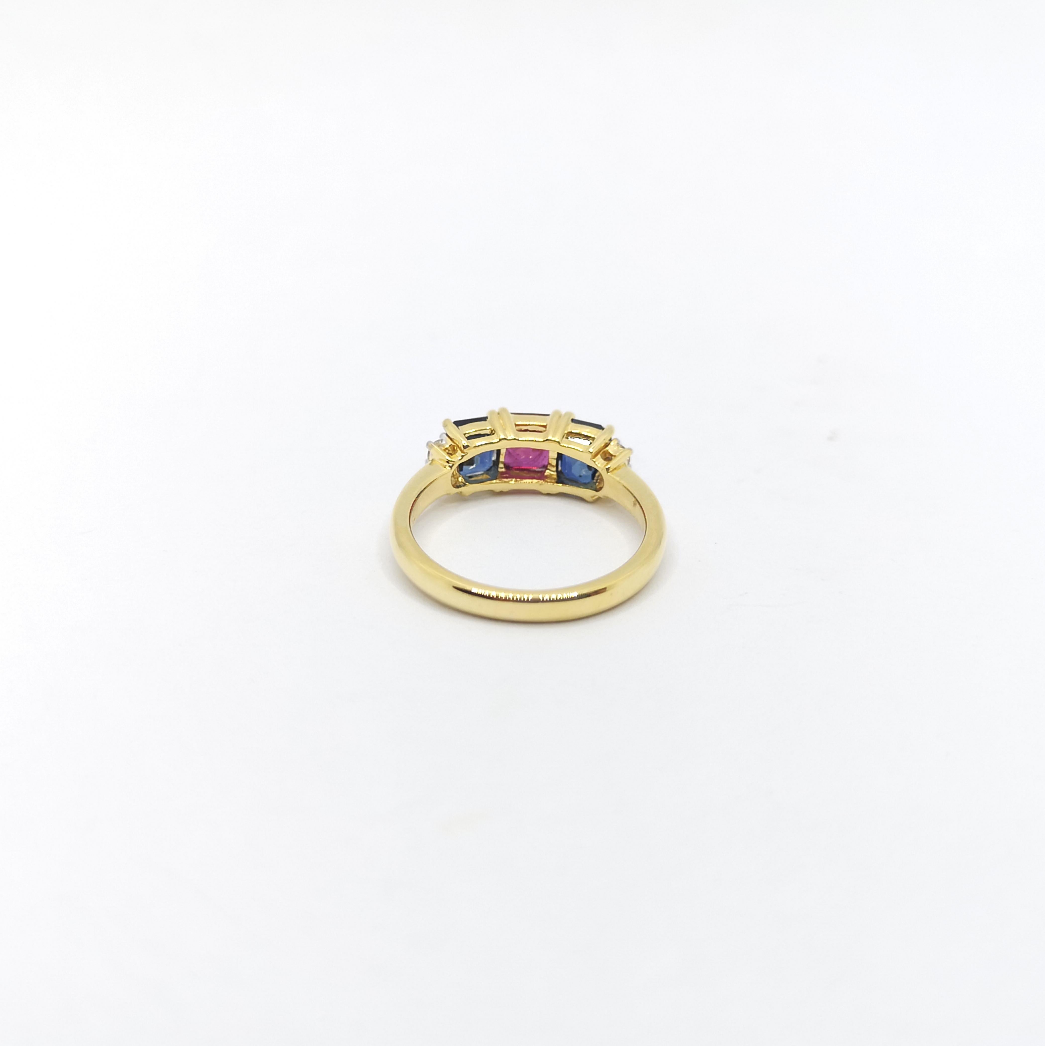 Bague en or 18 carats sertie de rubis, de saphirs bleus et de diamants en vente 3