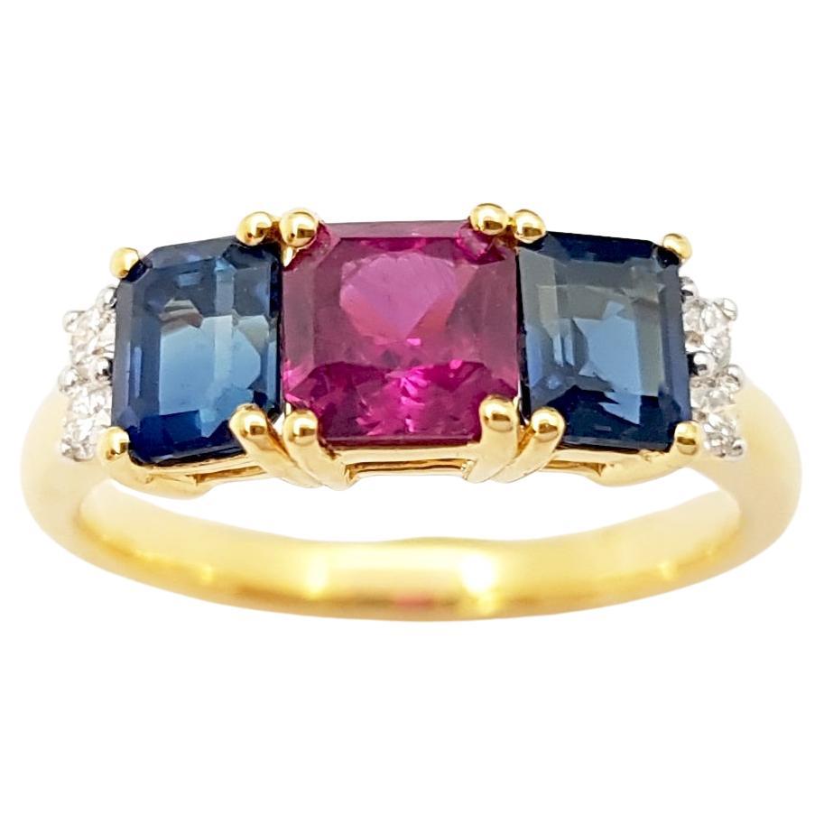 Anillo de rubí, zafiro azul y diamantes engastados en oro de 18 quilates