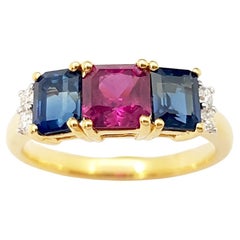 Anello con rubino, zaffiro blu e diamante incastonato in oro 18 carati