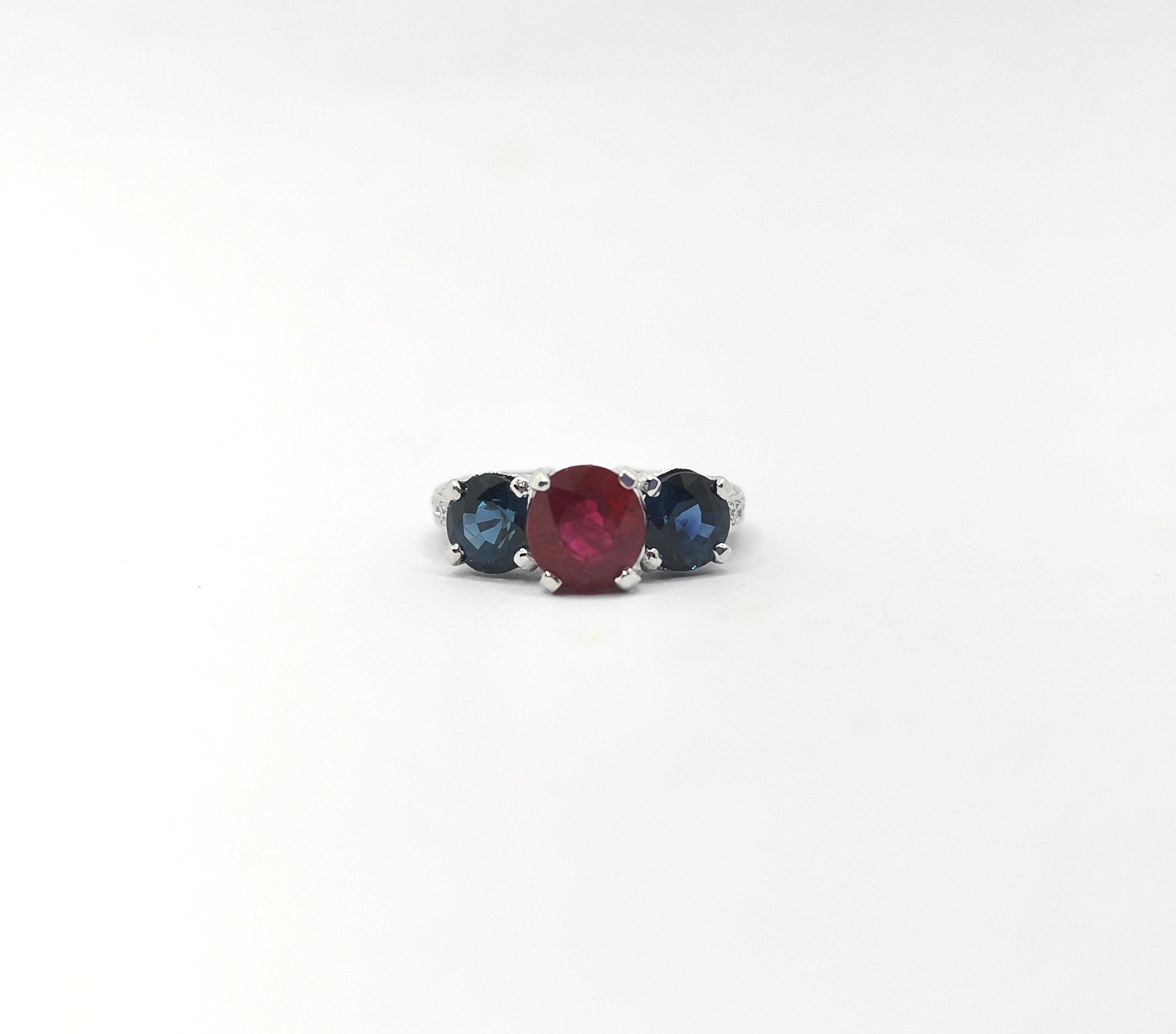 Anillo de rubí, zafiro azul y diamantes engastados en oro blanco de 18 quilates en venta 4