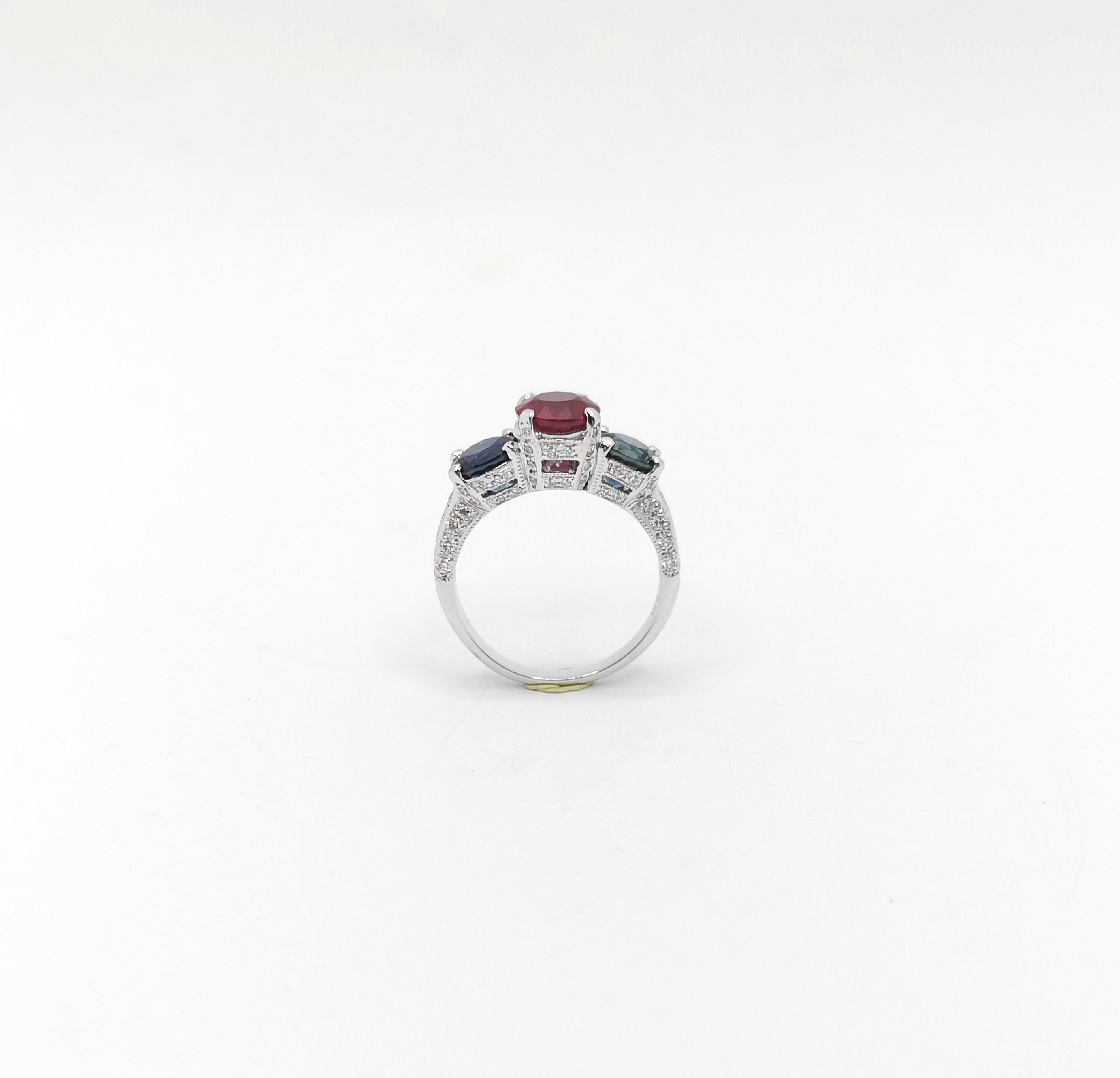 Anillo de rubí, zafiro azul y diamantes engastados en oro blanco de 18 quilates en venta 5