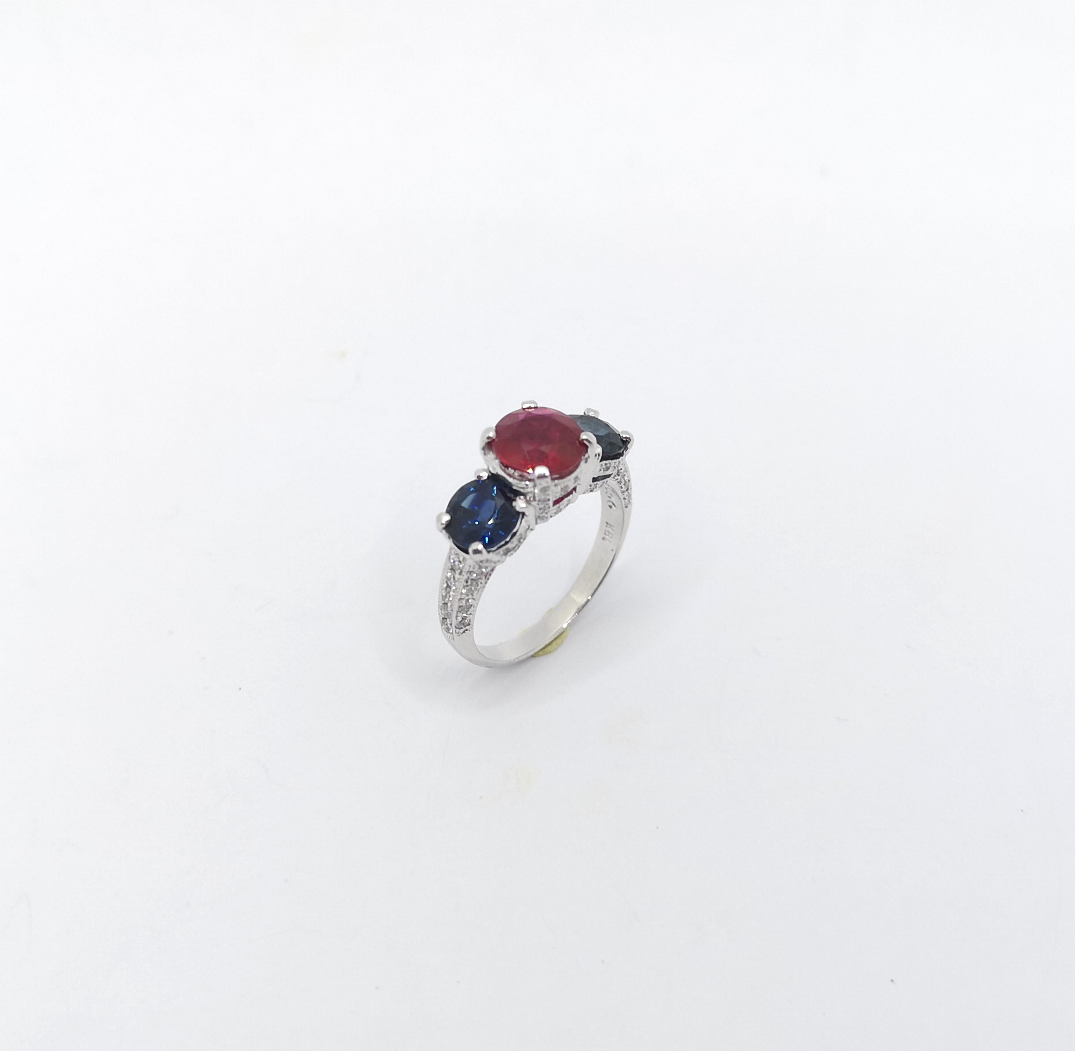 Anillo de rubí, zafiro azul y diamantes engastados en oro blanco de 18 quilates en venta 6