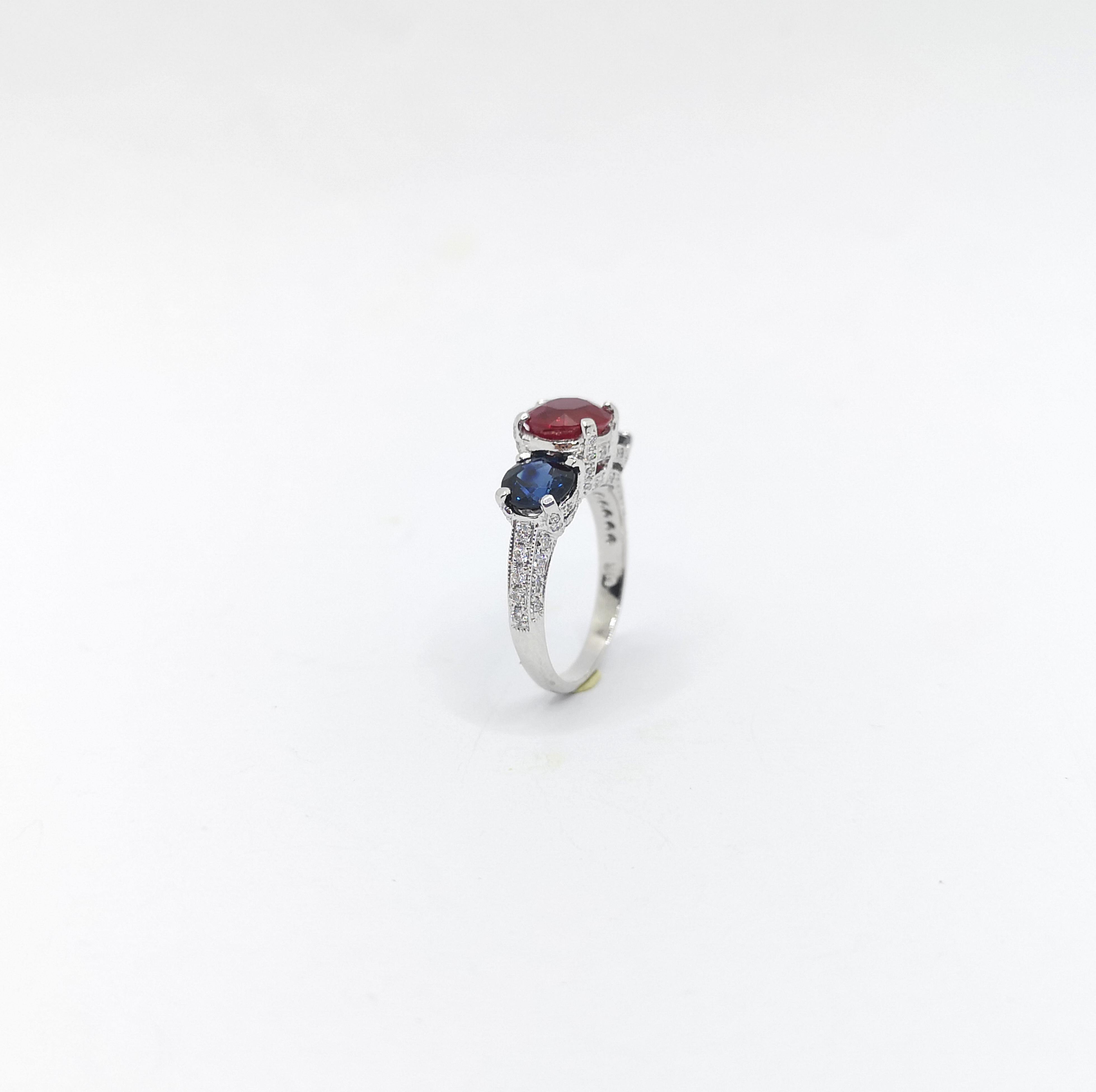 Anillo de rubí, zafiro azul y diamantes engastados en oro blanco de 18 quilates en venta 7