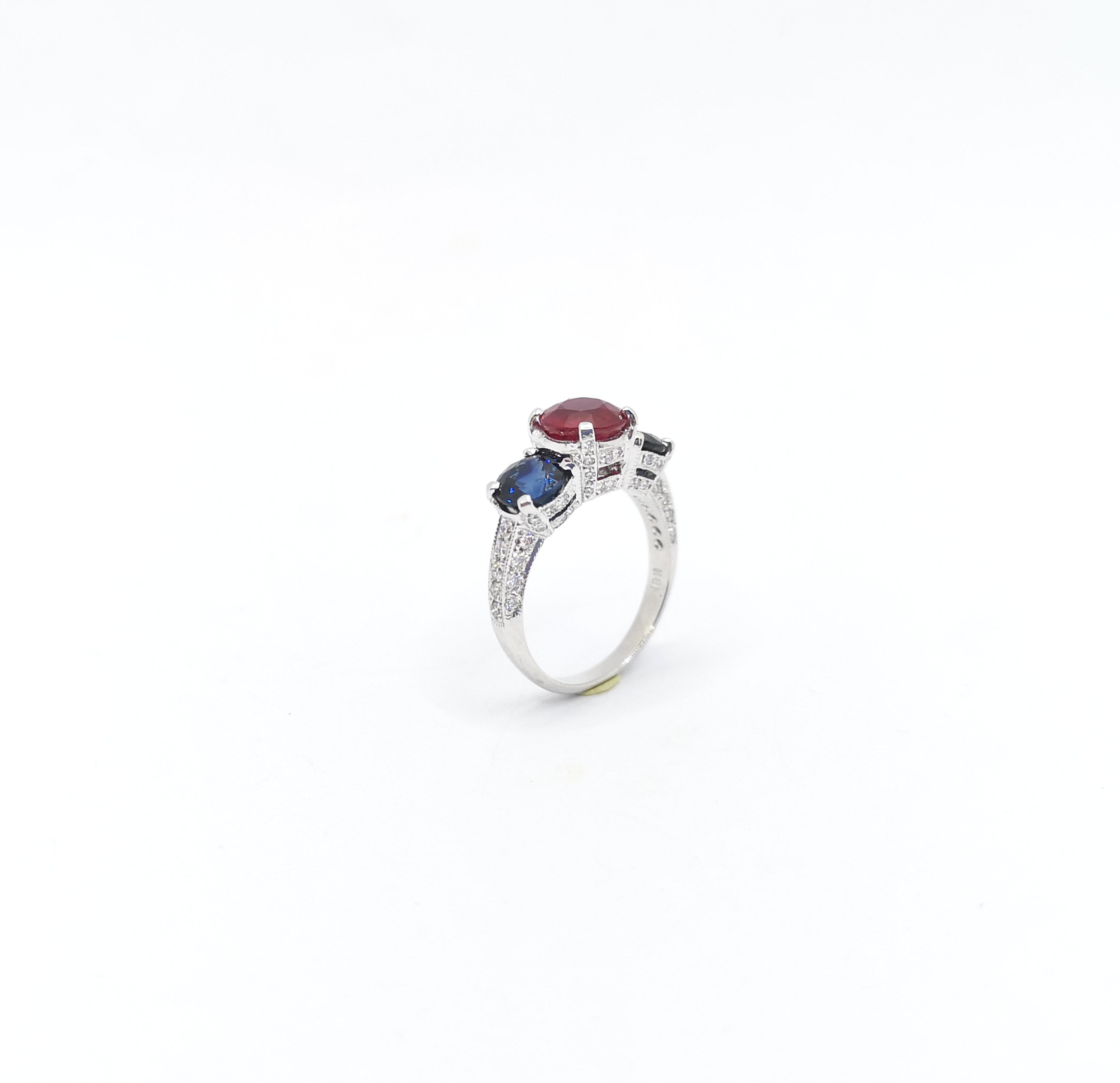 Anillo de rubí, zafiro azul y diamantes engastados en oro blanco de 18 quilates en venta 8