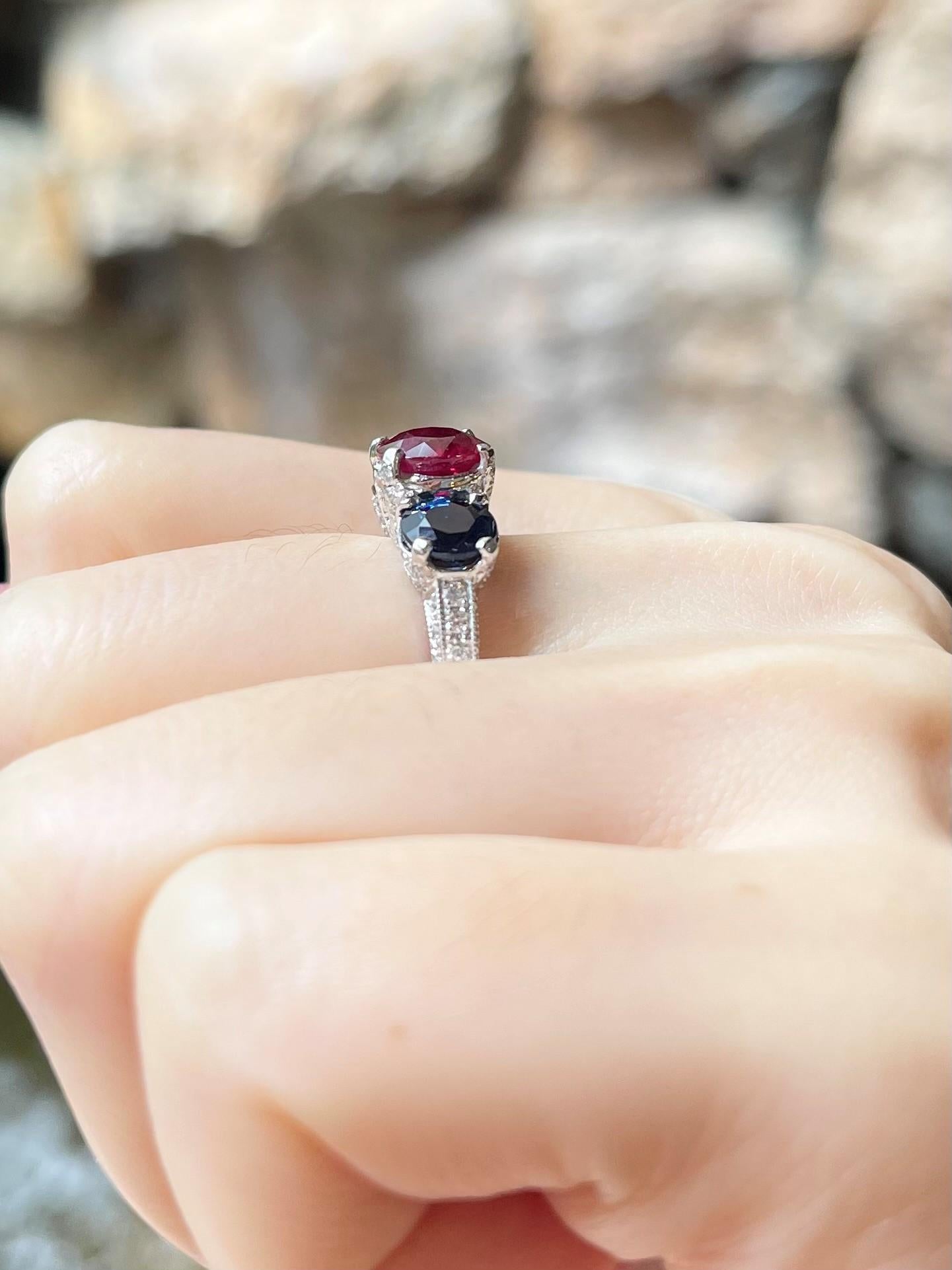 Anillo de Rubí de 1,53 quilates, Zafiro Azul de 2,14 quilates y Diamante de 0,50 quilates engastados en Oro Blanco de 18 quilates

Anchura:  1.6 cm 
Longitud: 0.7 cm
Tamaño del anillo: 50
Peso total: 4.44 gramos


