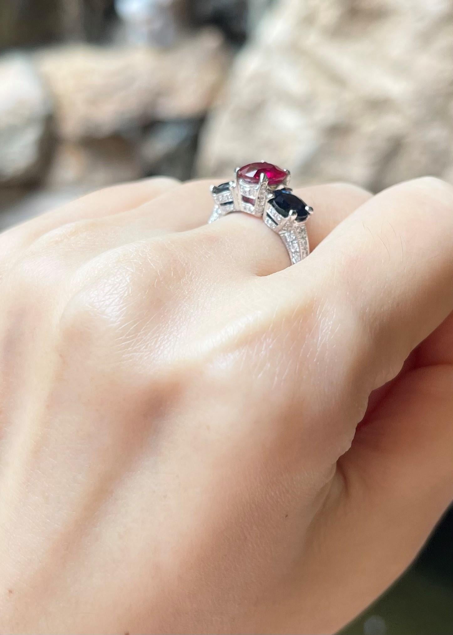 Anillo de rubí, zafiro azul y diamantes engastados en oro blanco de 18 quilates Contemporáneo en venta