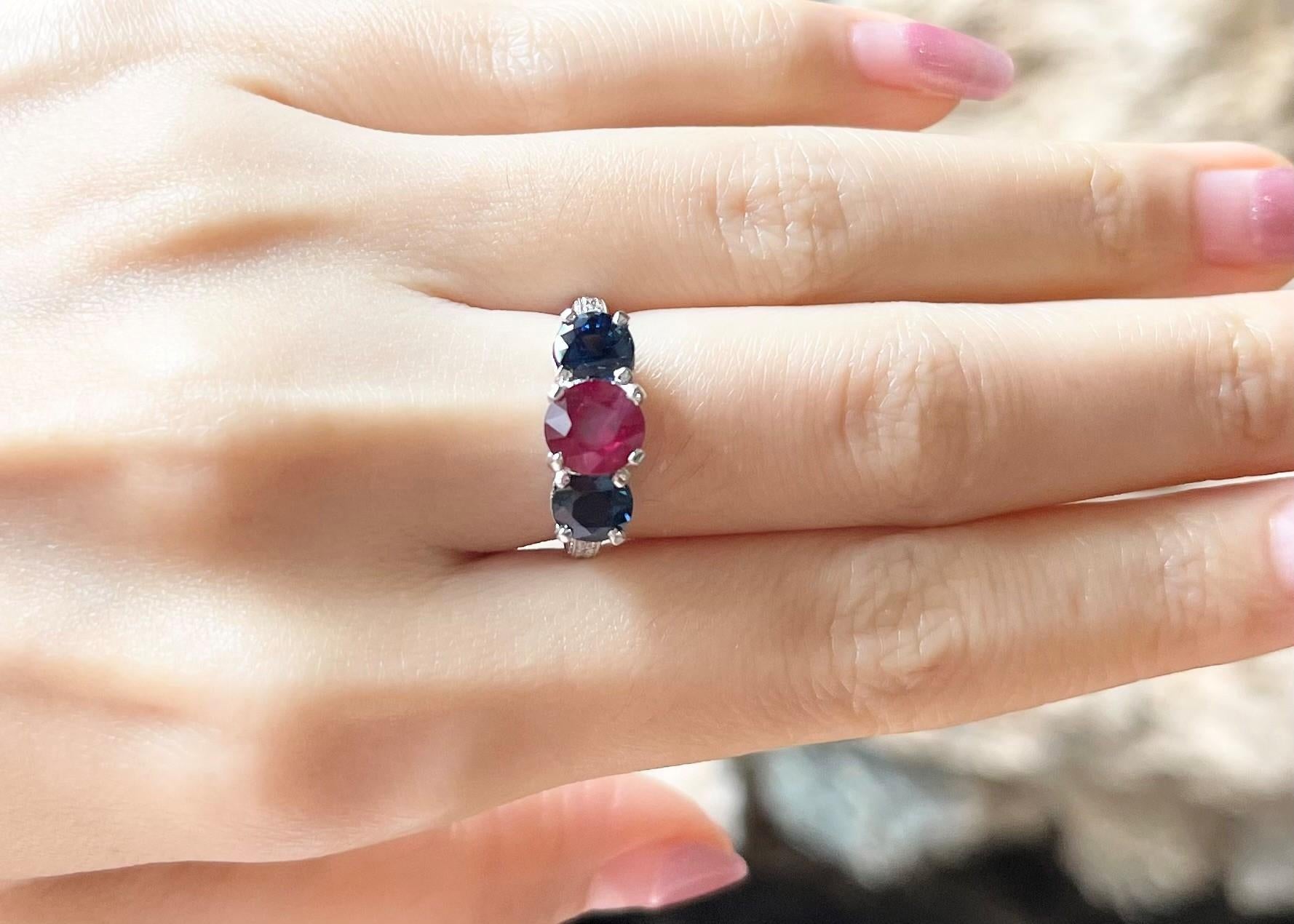 Anillo de rubí, zafiro azul y diamantes engastados en oro blanco de 18 quilates Corte redondo en venta