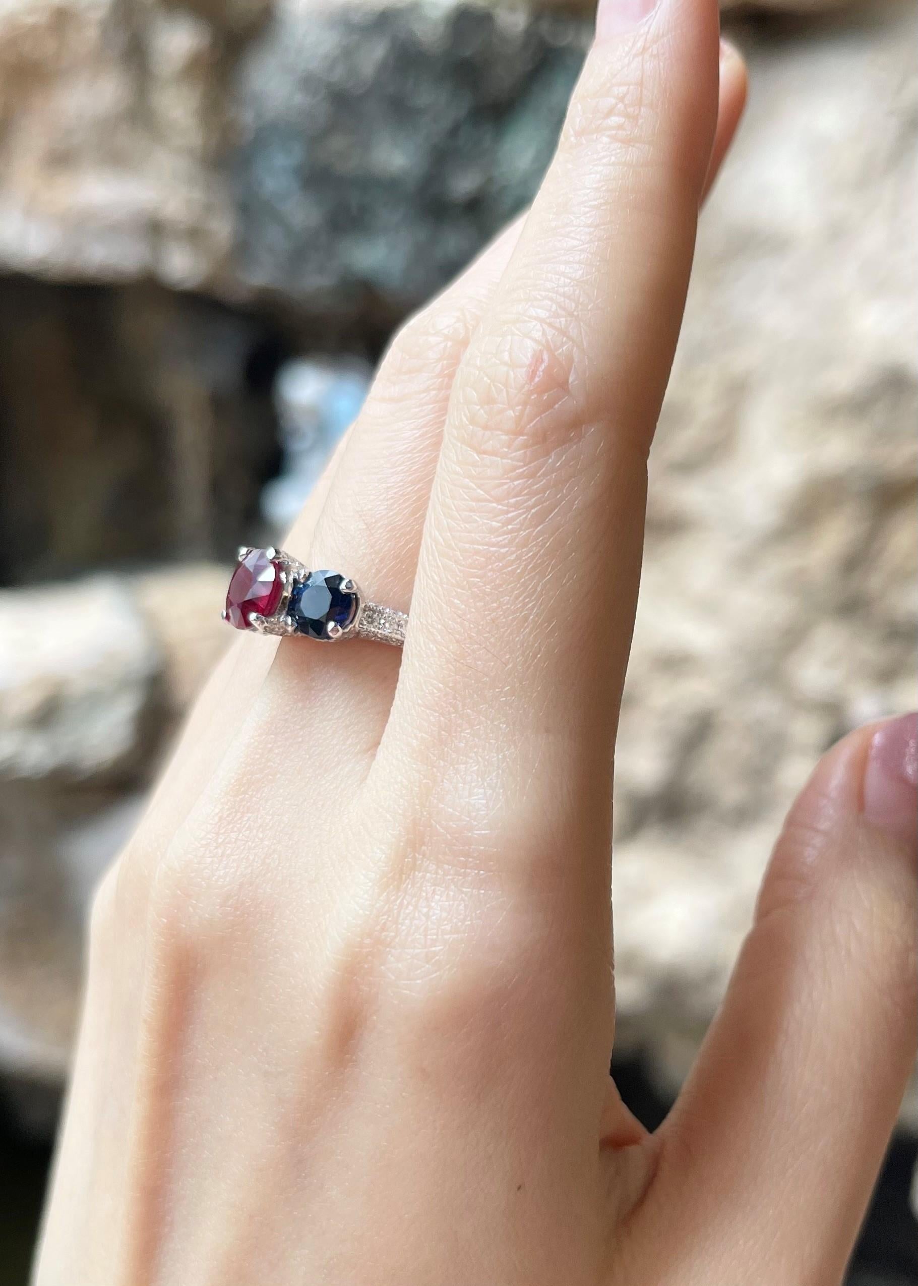 Anillo de rubí, zafiro azul y diamantes engastados en oro blanco de 18 quilates en Nuevo estado para la venta en Bangkok, TH
