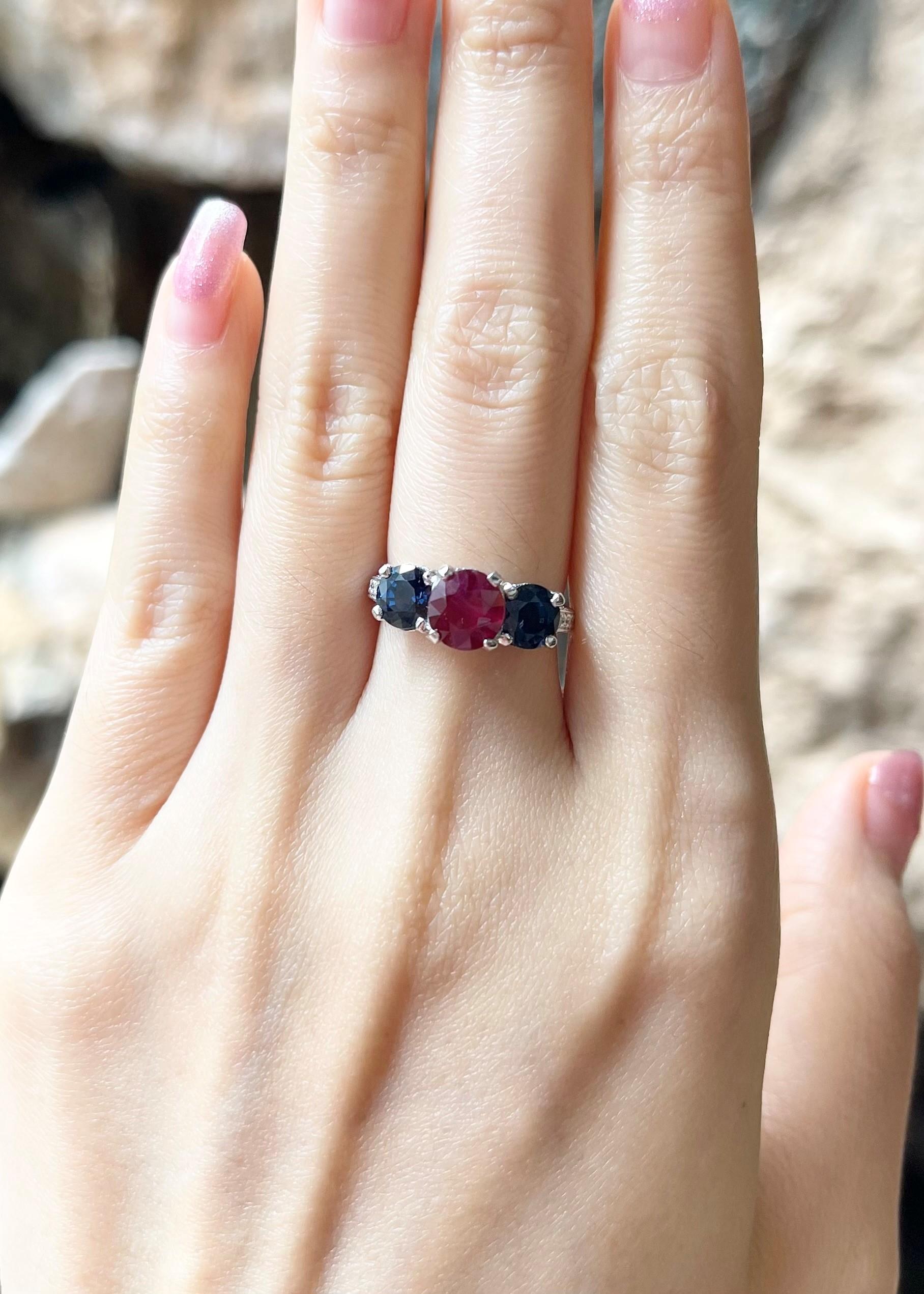 De las mujeres Anillo de rubí, zafiro azul y diamantes engastados en oro blanco de 18 quilates en venta