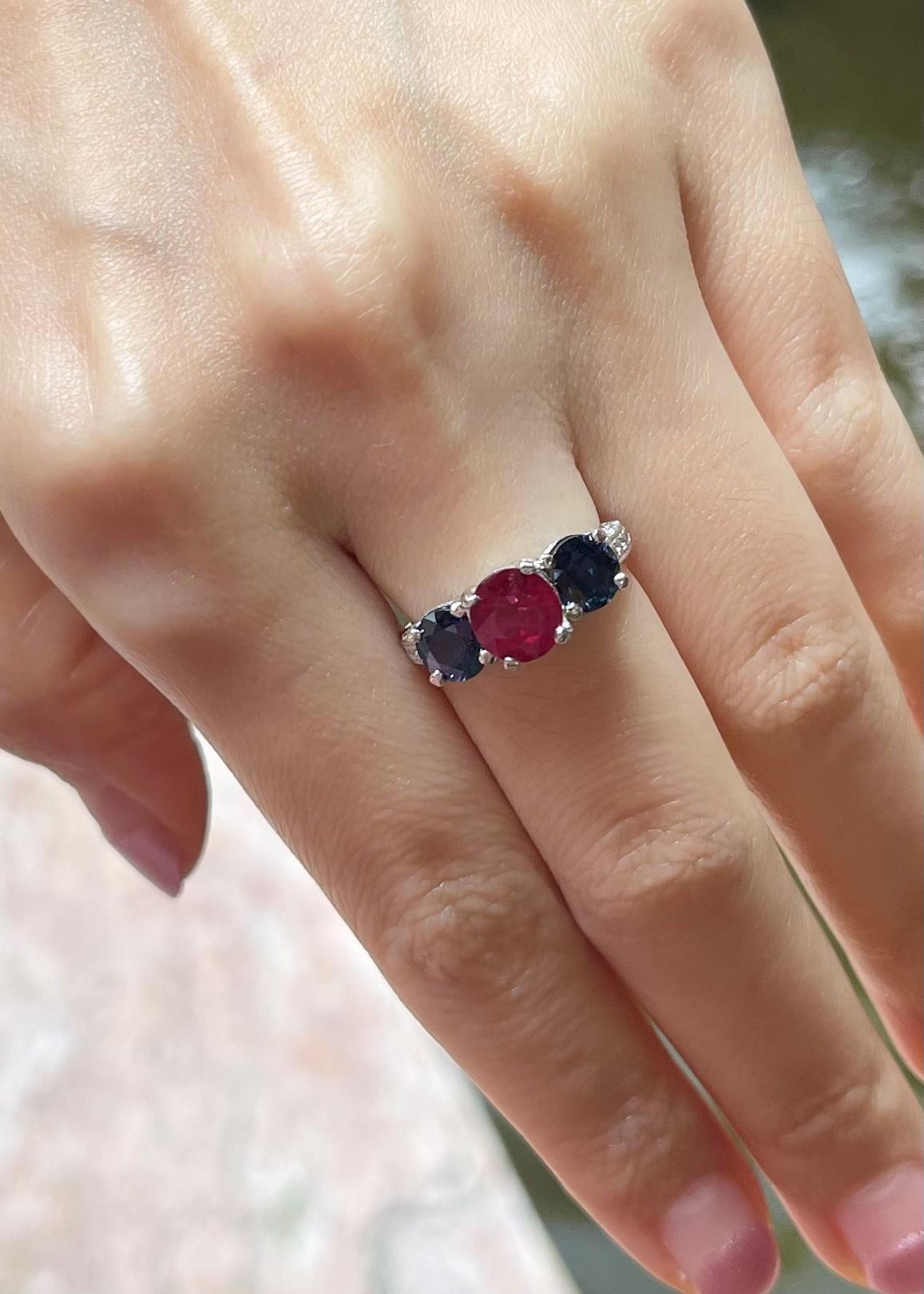 Anillo de rubí, zafiro azul y diamantes engastados en oro blanco de 18 quilates en venta 1