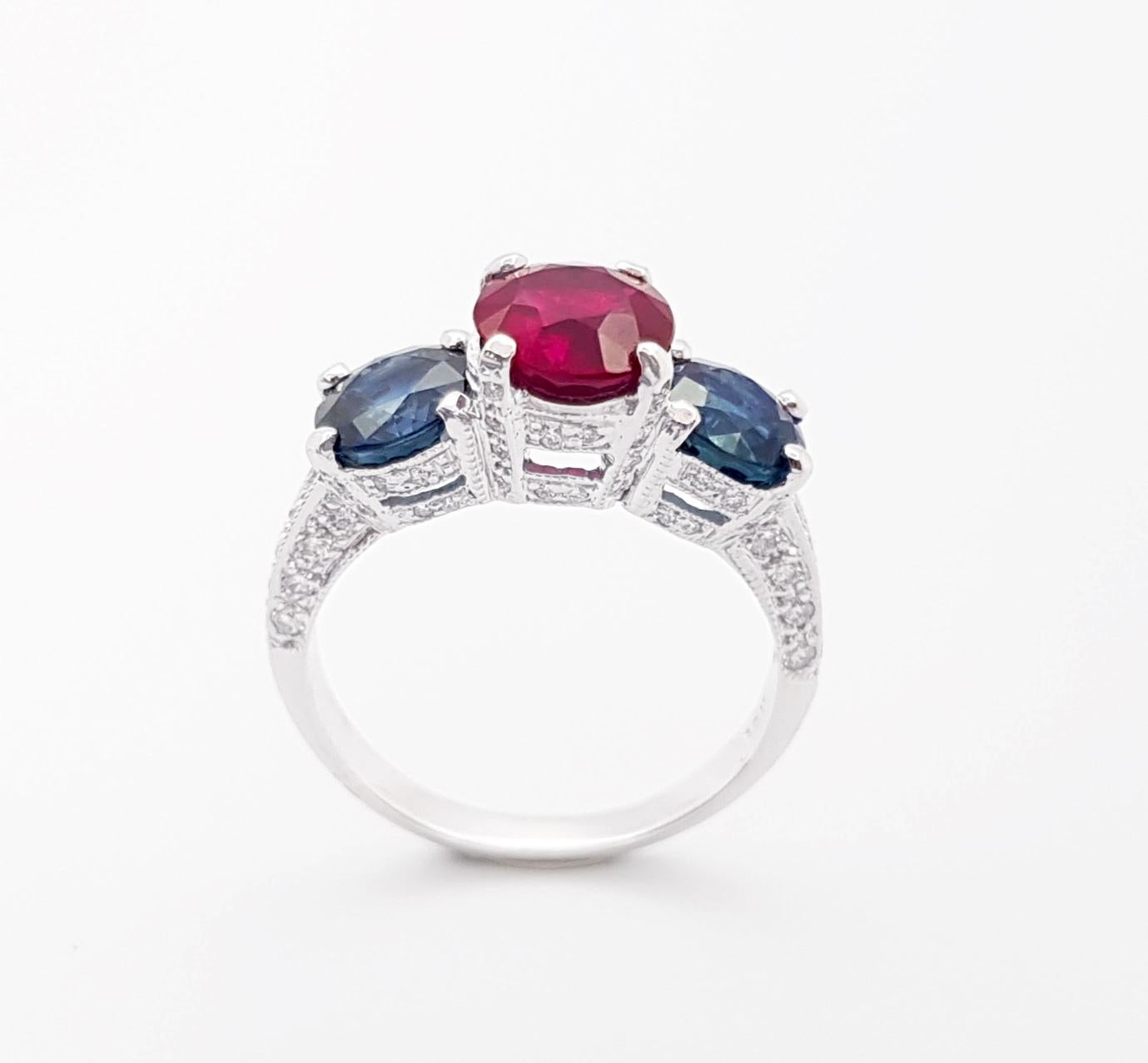 Anillo de rubí, zafiro azul y diamantes engastados en oro blanco de 18 quilates en venta 3
