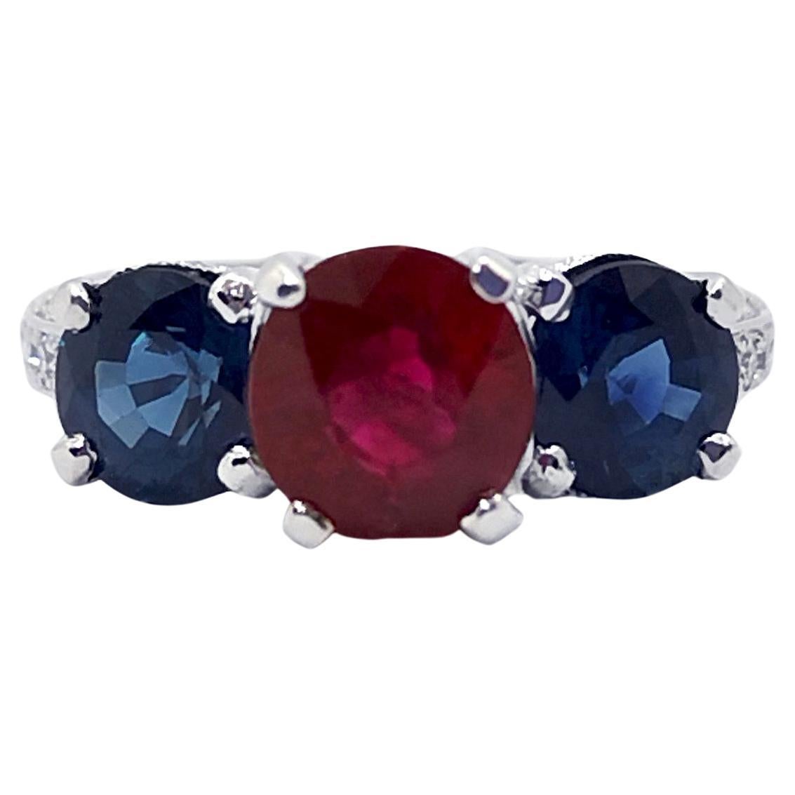 Anillo de rubí, zafiro azul y diamantes engastados en oro blanco de 18 quilates