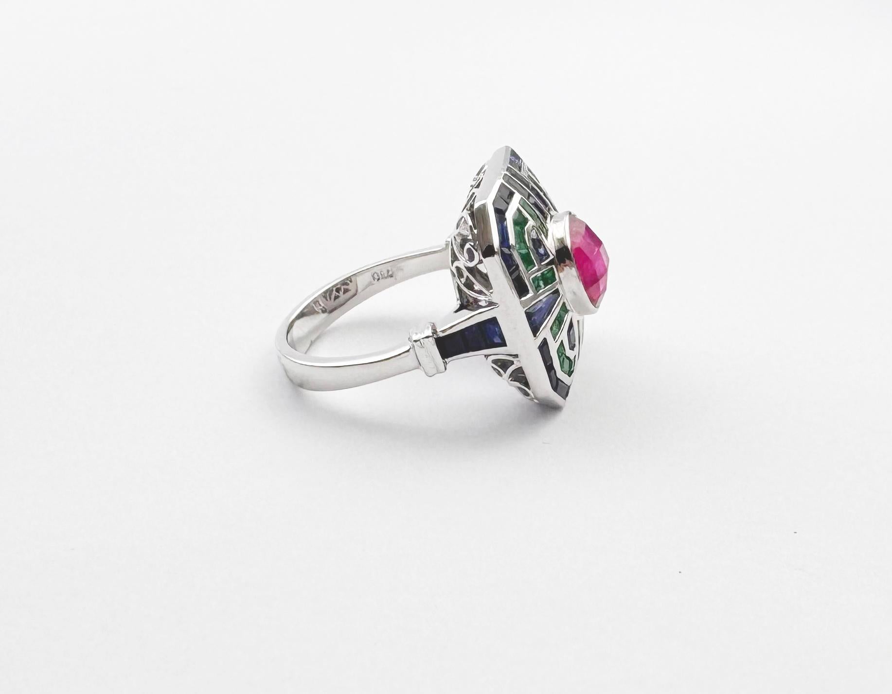 Anello con rubino, zaffiro blu e smeraldo incastonato in oro bianco 18 carati in vendita 6