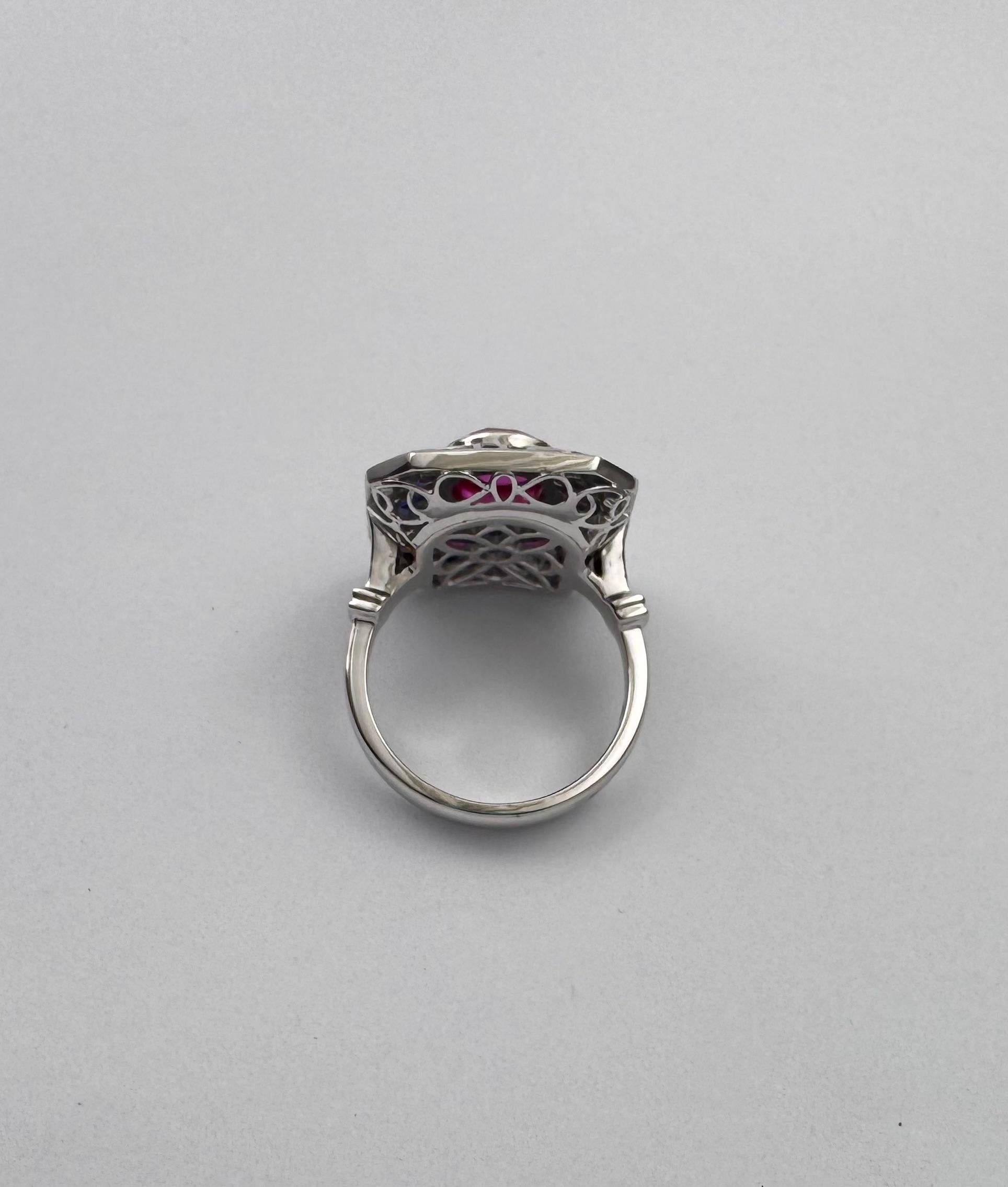 Anello con rubino, zaffiro blu e smeraldo incastonato in oro bianco 18 carati in vendita 7