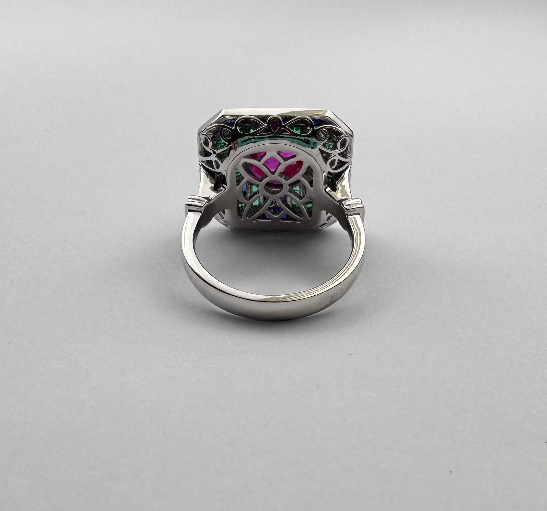 Anello con rubino, zaffiro blu e smeraldo incastonato in oro bianco 18 carati in vendita 8