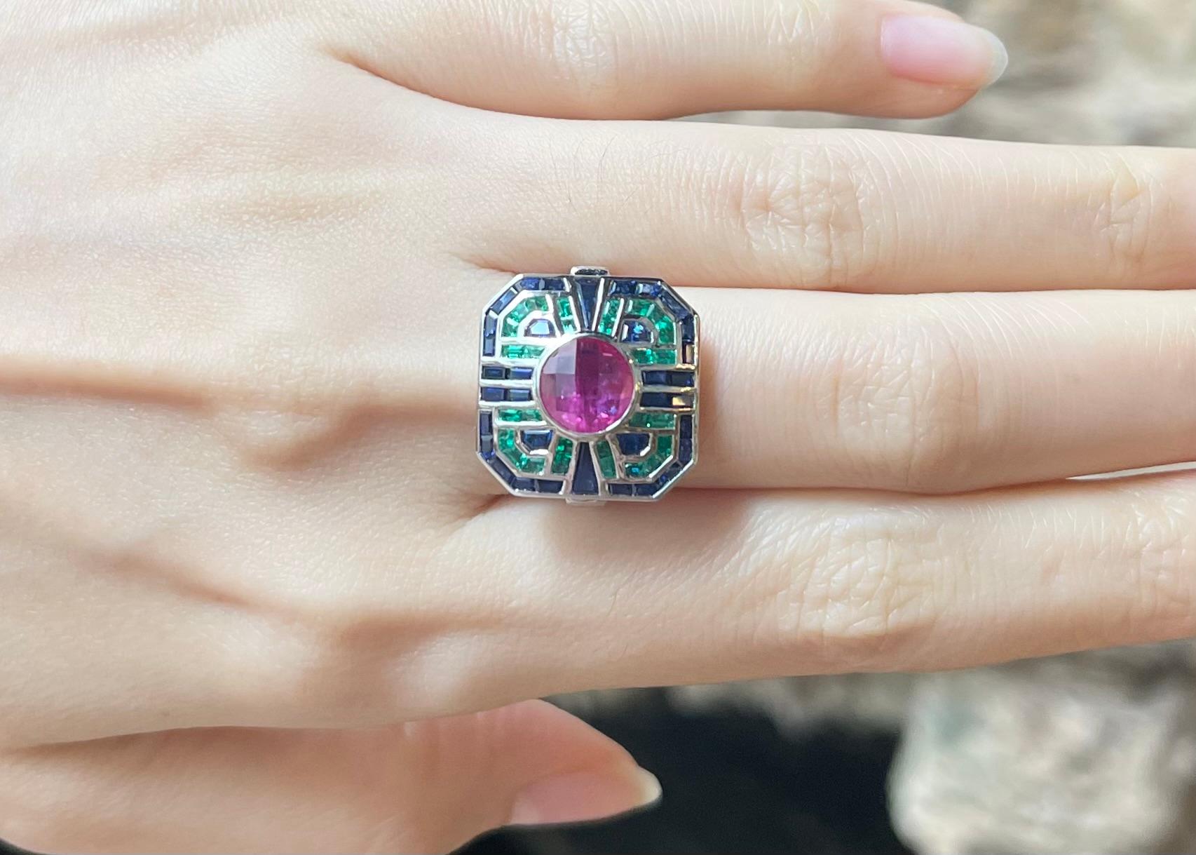 Art Déco Anello con rubino, zaffiro blu e smeraldo incastonato in oro bianco 18 carati in vendita