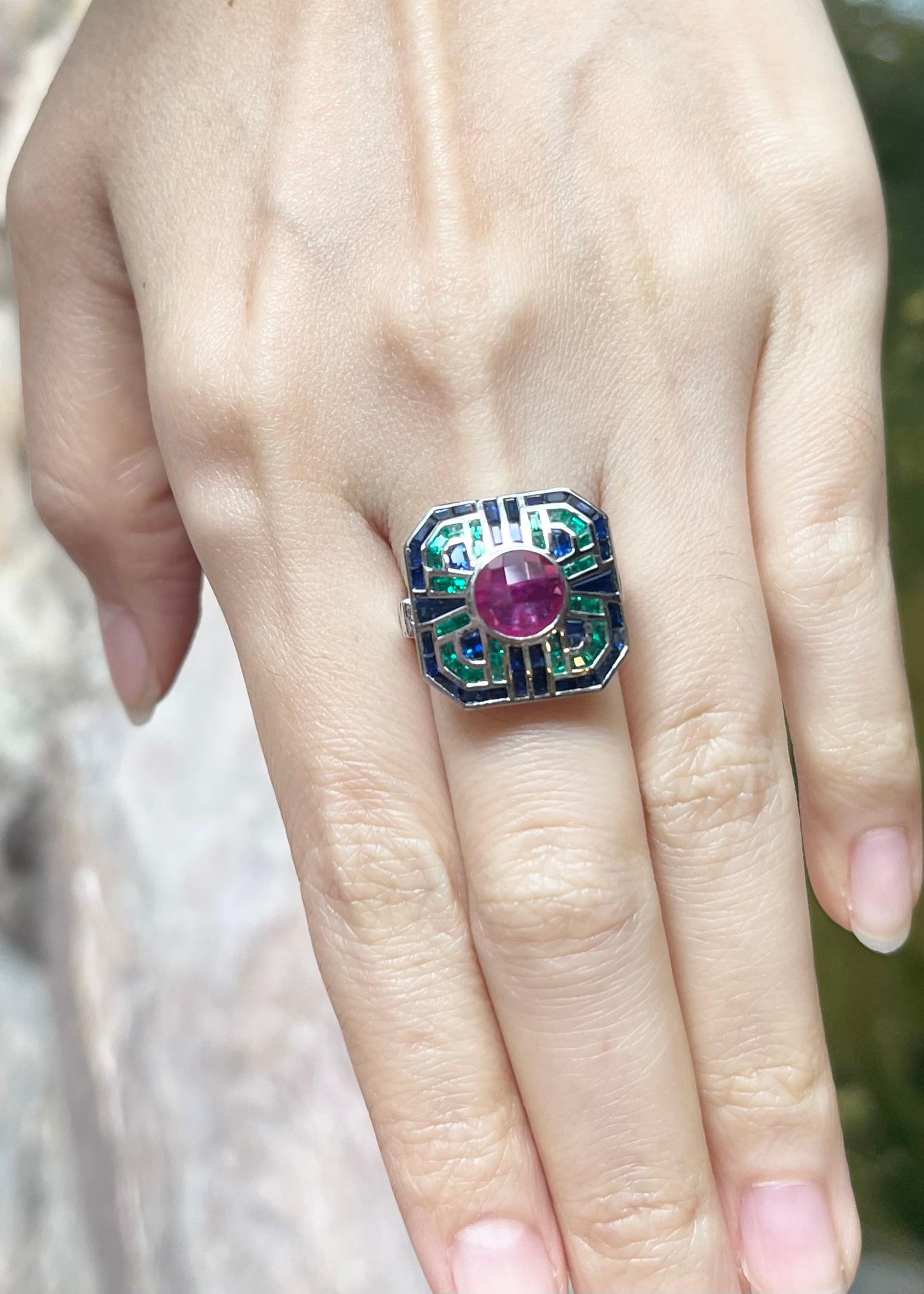 Taglio misto Anello con rubino, zaffiro blu e smeraldo incastonato in oro bianco 18 carati in vendita