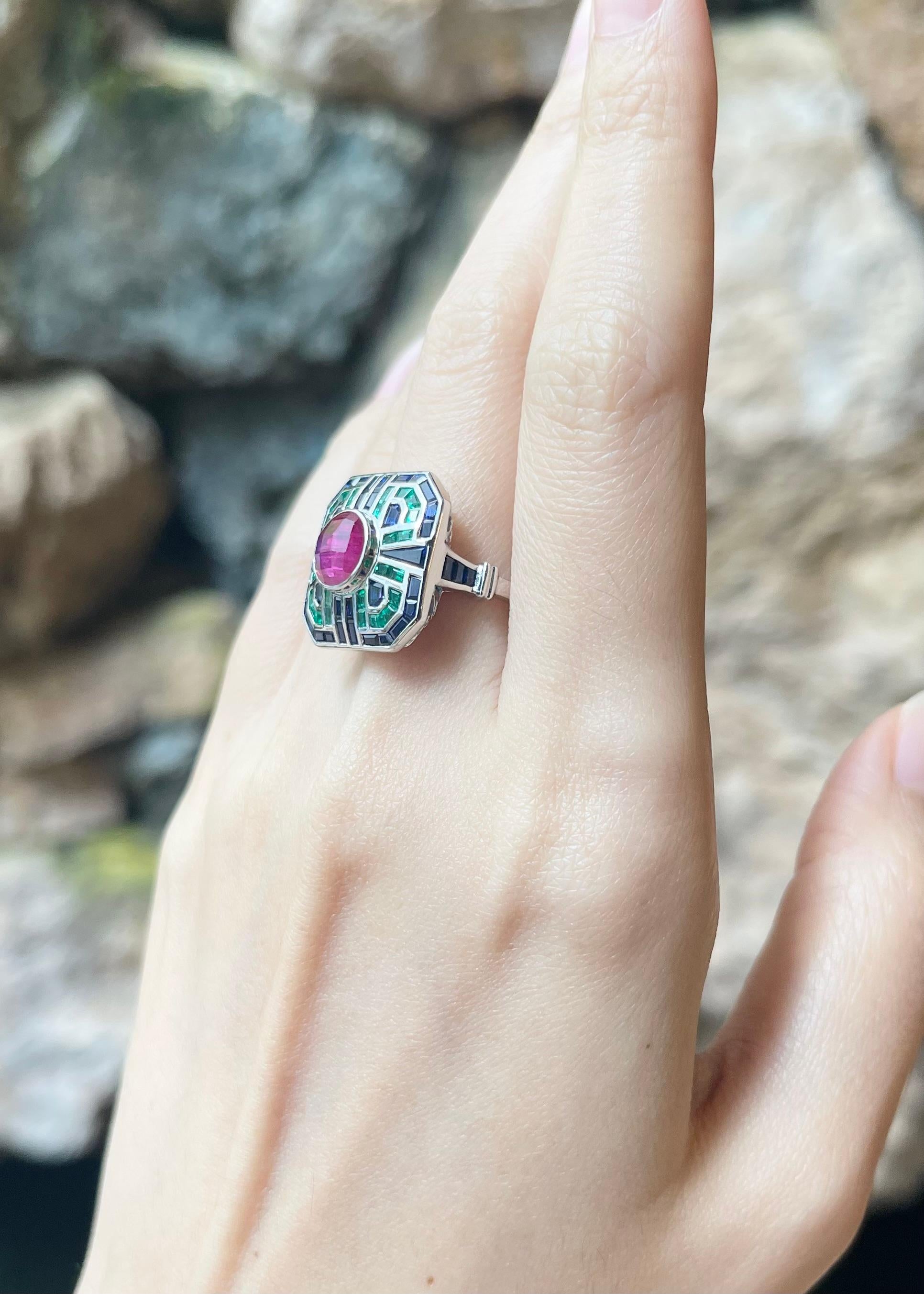 Anello con rubino, zaffiro blu e smeraldo incastonato in oro bianco 18 carati In condizioni Nuovo in vendita a Bangkok, TH