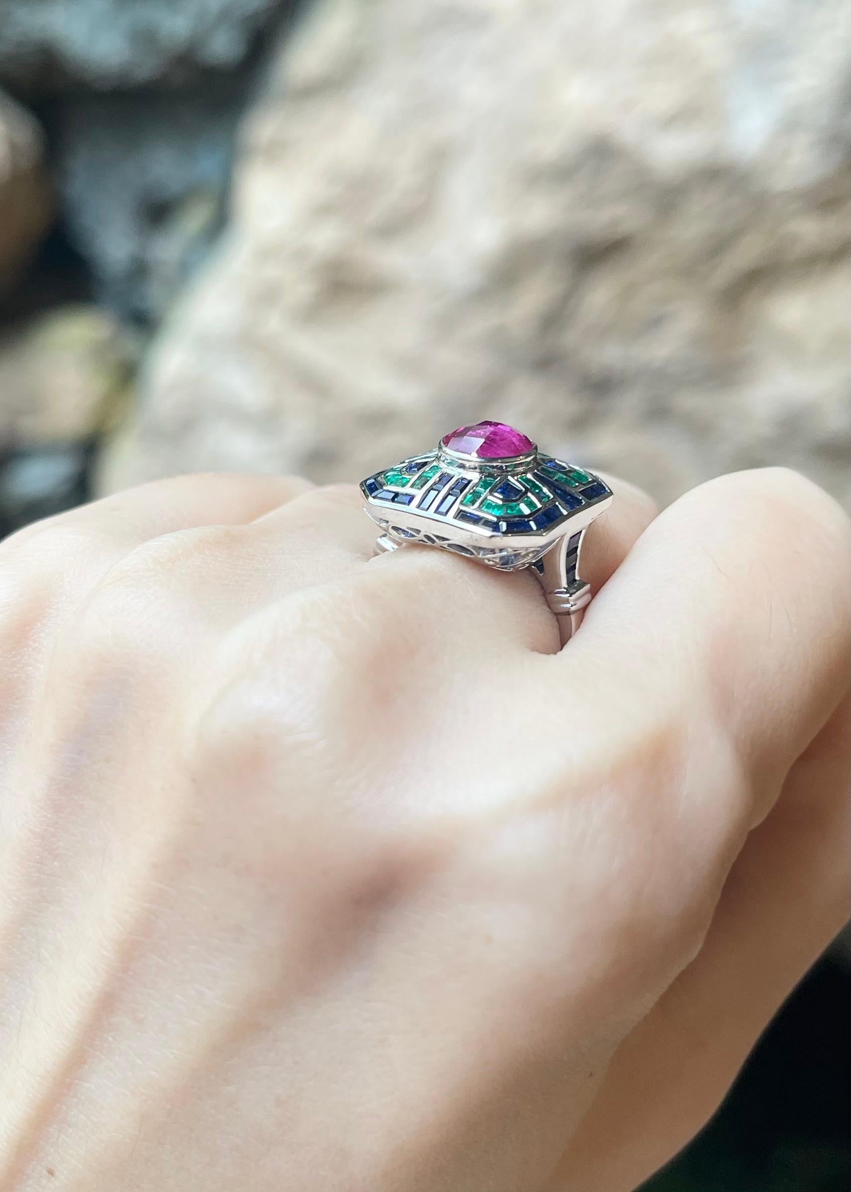 da uomo o donna Anello con rubino, zaffiro blu e smeraldo incastonato in oro bianco 18 carati in vendita