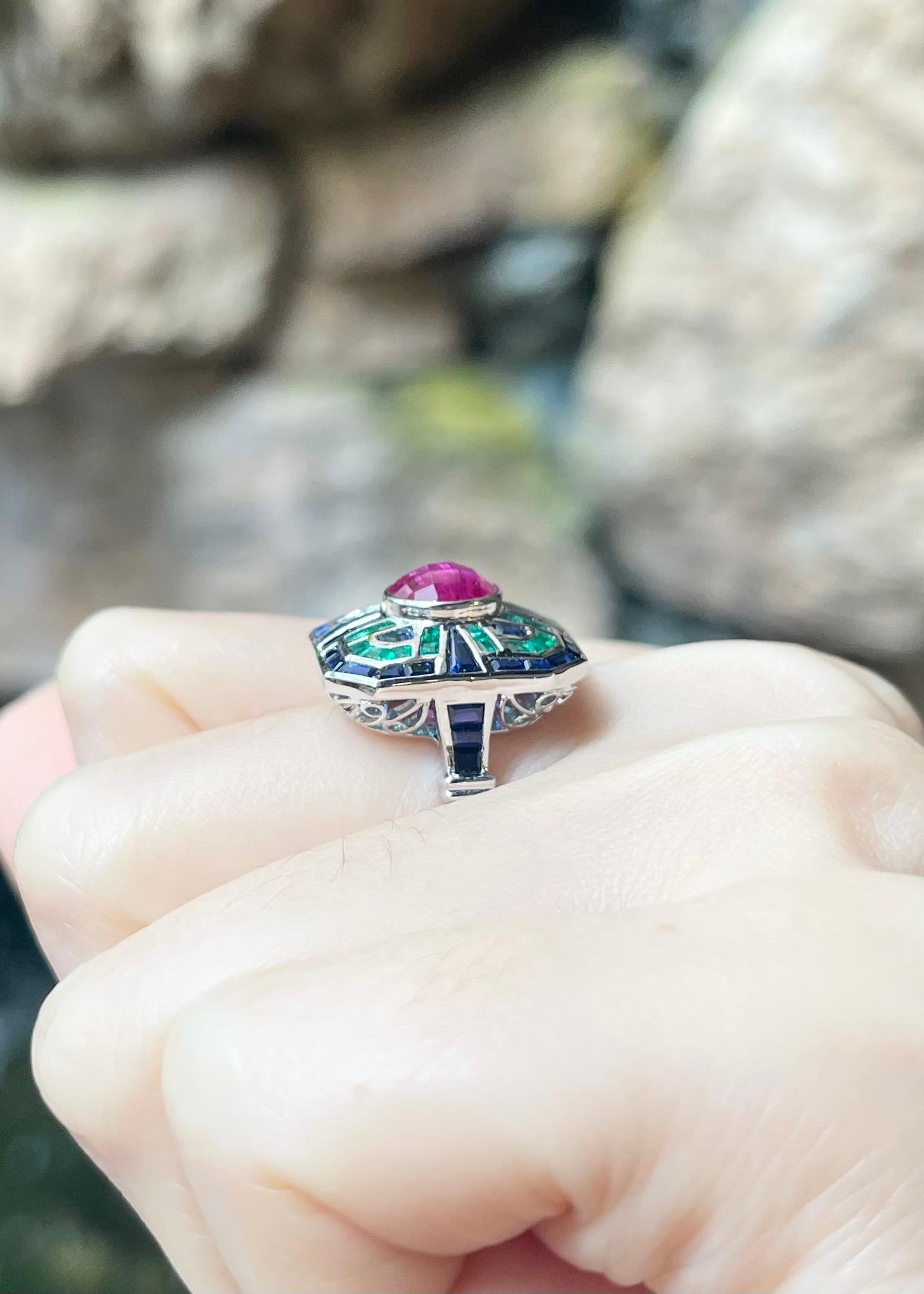 Anello con rubino, zaffiro blu e smeraldo incastonato in oro bianco 18 carati in vendita 1