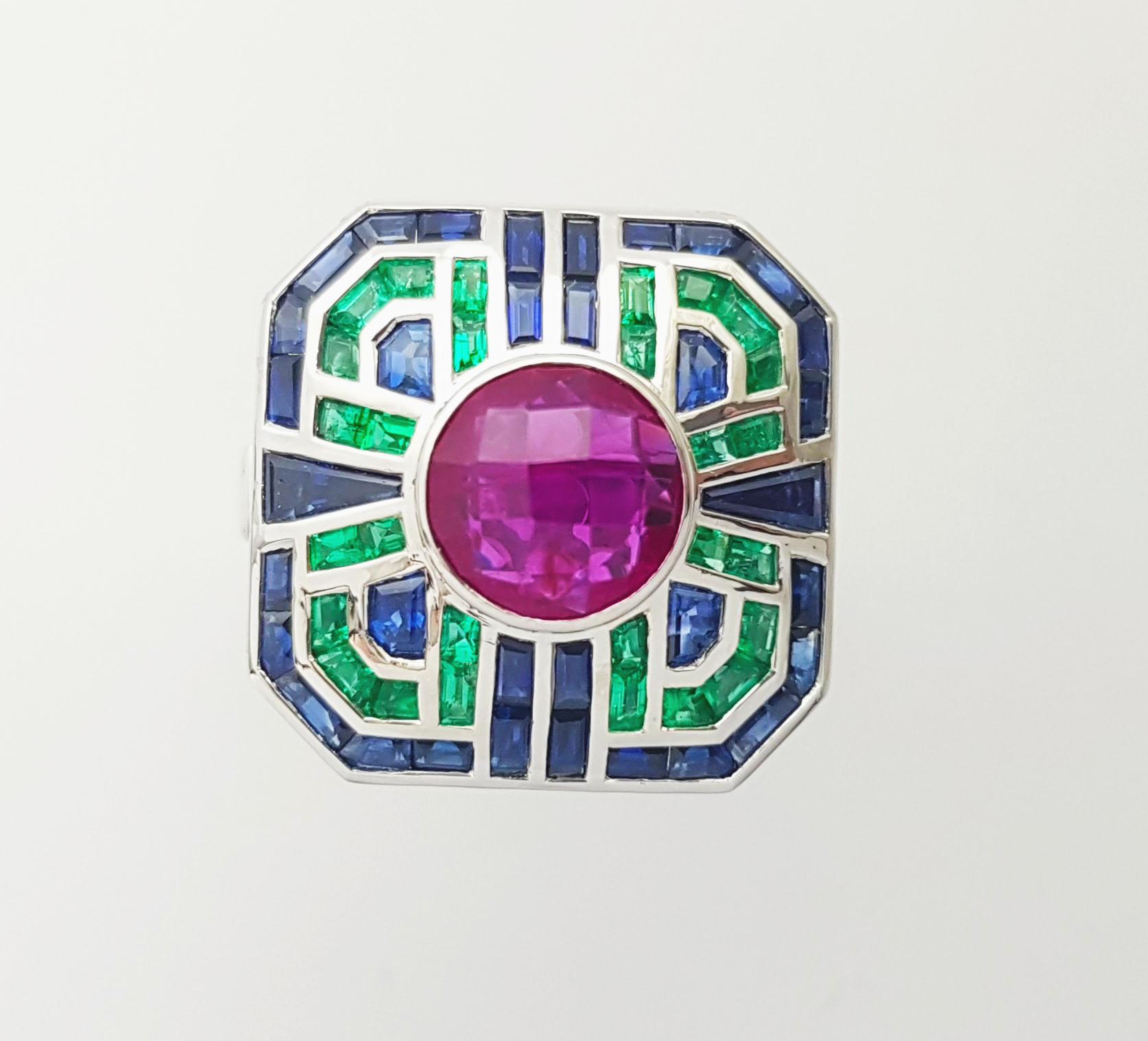Anello con rubino, zaffiro blu e smeraldo incastonato in oro bianco 18 carati in vendita 2