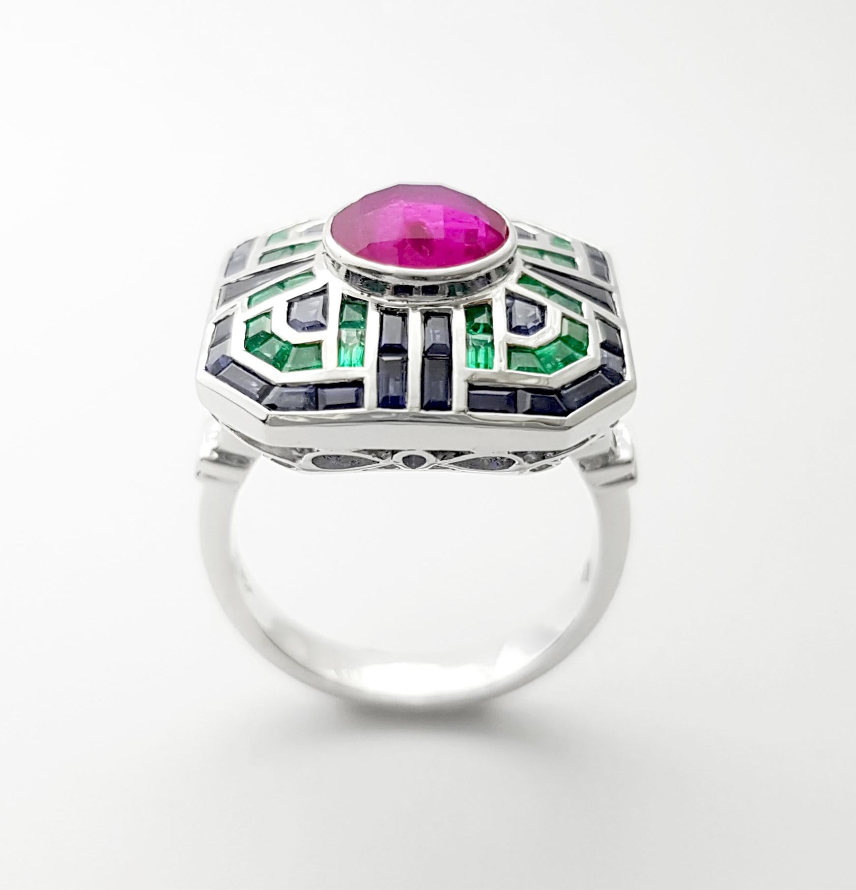 Anello con rubino, zaffiro blu e smeraldo incastonato in oro bianco 18 carati in vendita 3