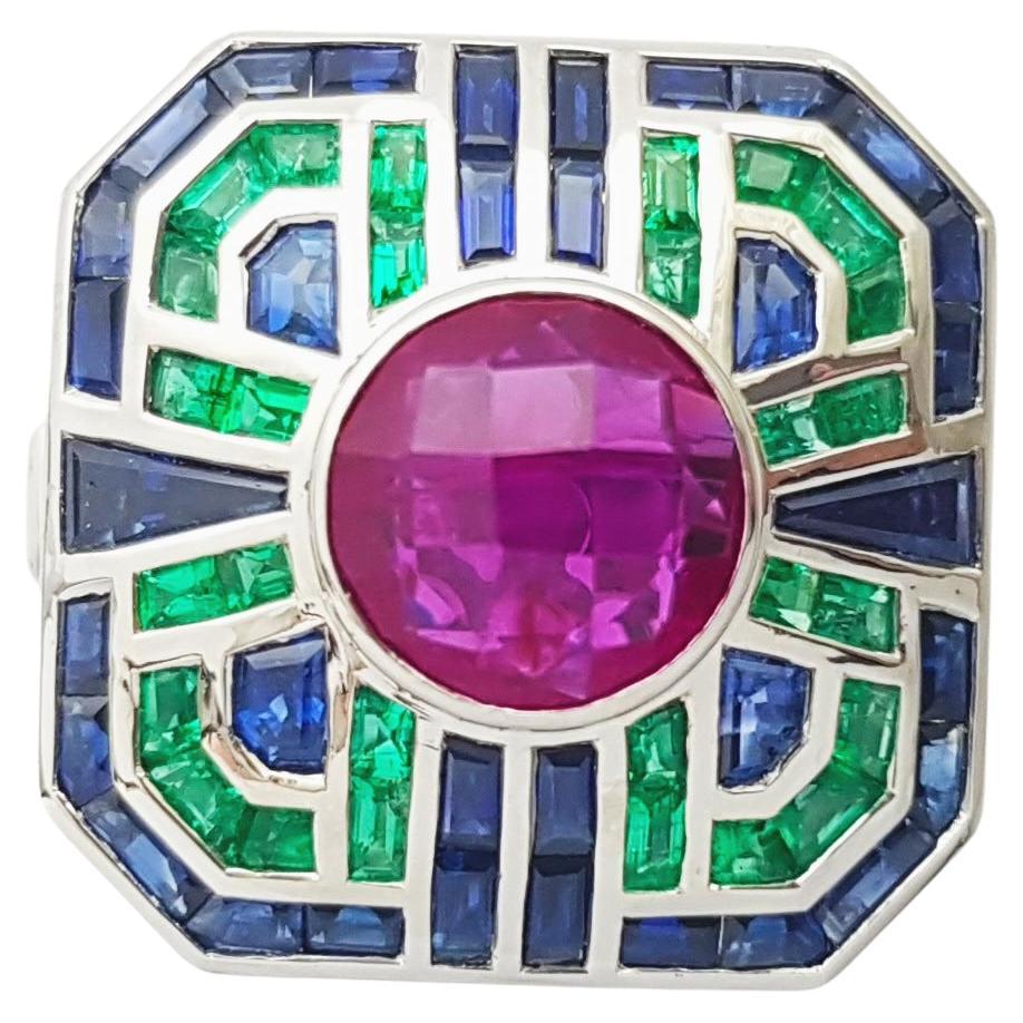 Anello con rubino, zaffiro blu e smeraldo incastonato in oro bianco 18 carati