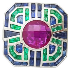 Anello con rubino, zaffiro blu e smeraldo incastonato in oro bianco 18 carati