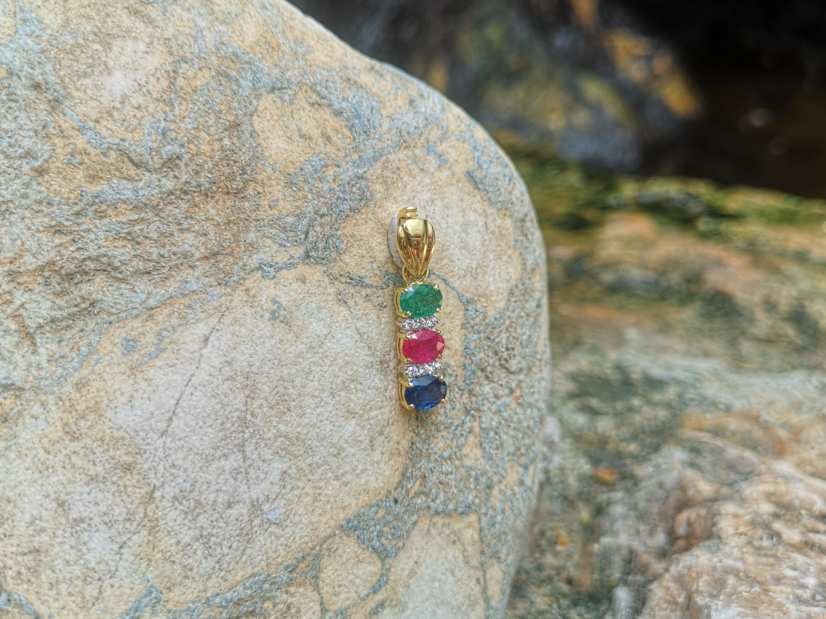 Rubin, blauer Saphir und Smaragd mit Diamant-Anhänger in 18 Karat Goldfassungen (Ovalschliff) im Angebot