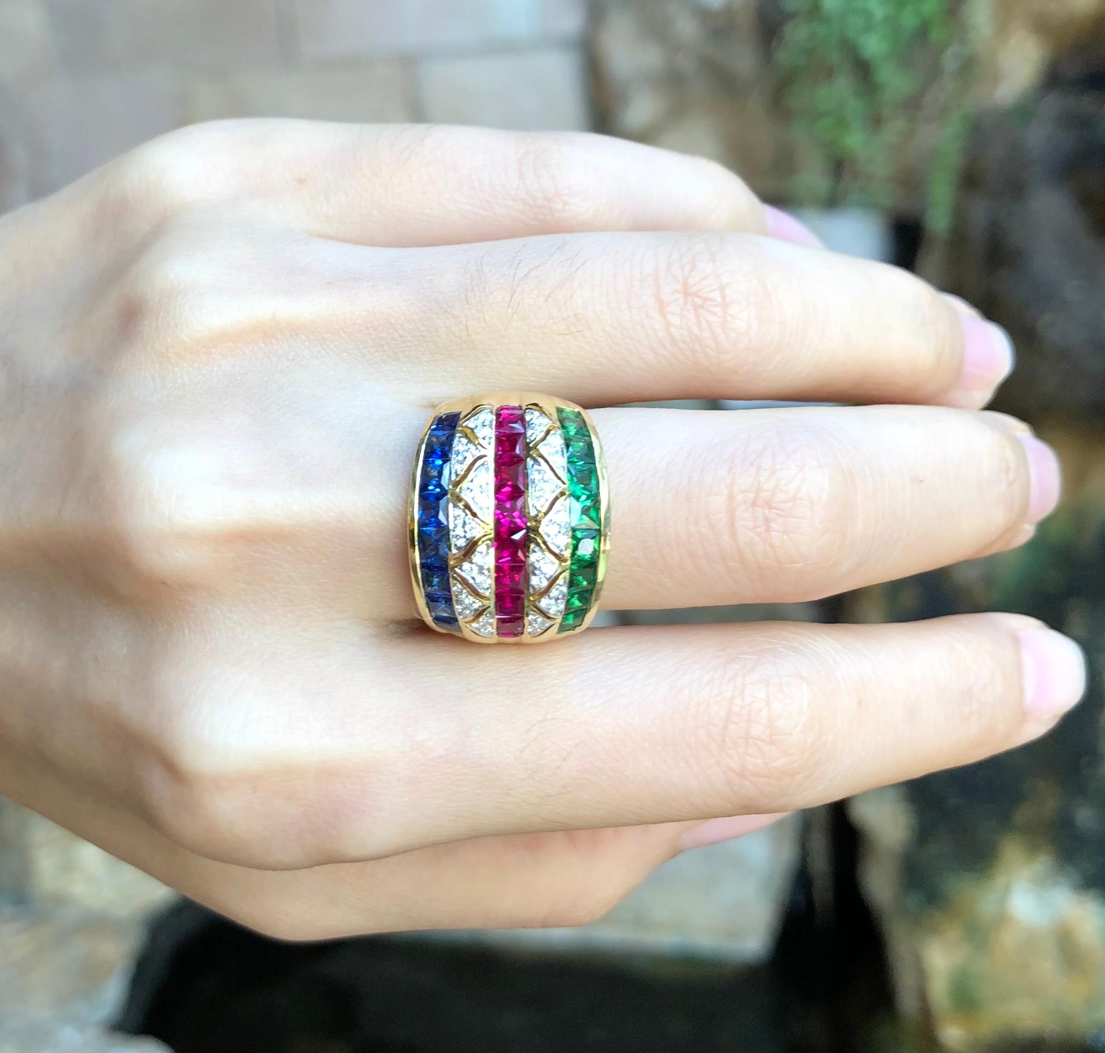 Rubin 1,36 Karat, Blauer Saphir 1,24 Karat und Tsavorit 1,50 Karat mit Diamant 0,25 Karat Ring in 18 Karat Goldfassung

Breite:  1.8 cm 
Länge:  1.5 cm
Ringgröße: 53
Gesamtgewicht: 15.1 Gramm

