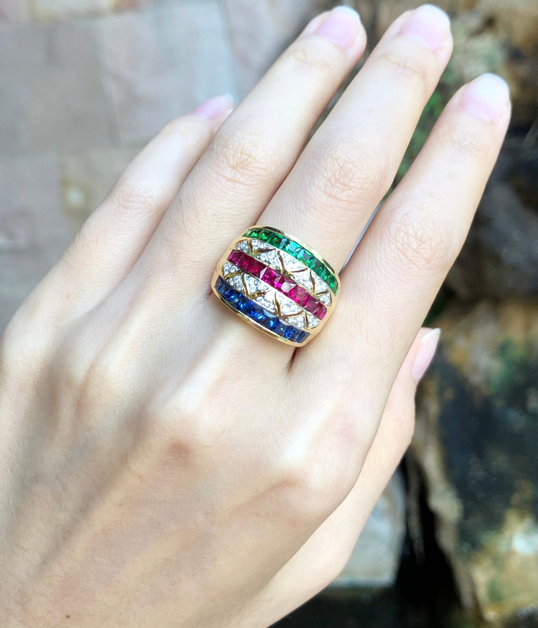Ring mit Rubin, blauem Saphir und Tsavorit mit Diamant in 18 Karat Goldfassung im Zustand „Neu“ im Angebot in Bangkok, TH