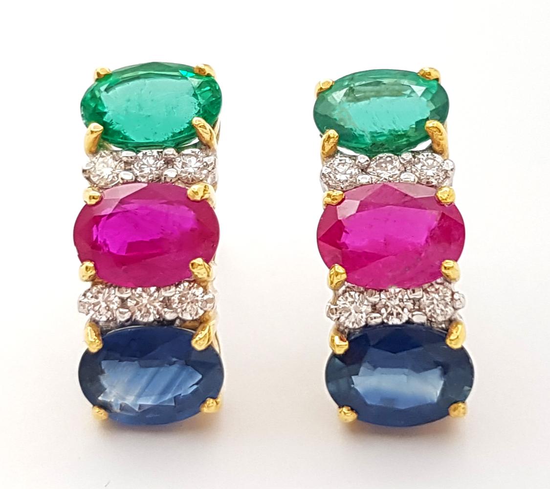 Contemporain Boucles d'oreilles rubis, saphir bleu, émeraude et diamant sur monture en or 18 carats en vente