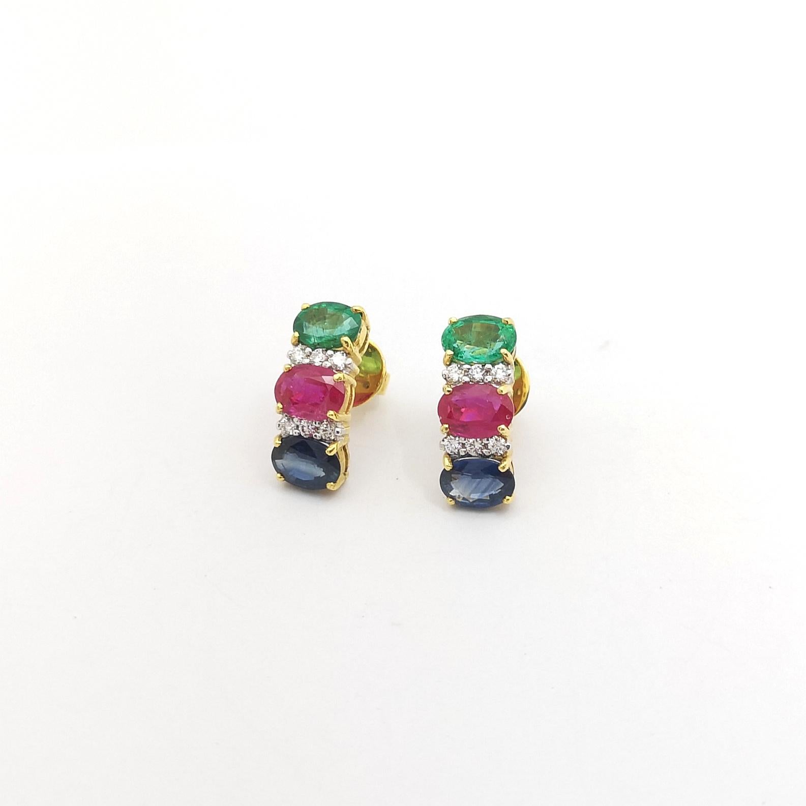 Boucles d'oreilles rubis, saphir bleu, émeraude et diamant sur monture en or 18 carats Neuf - En vente à Bangkok, TH