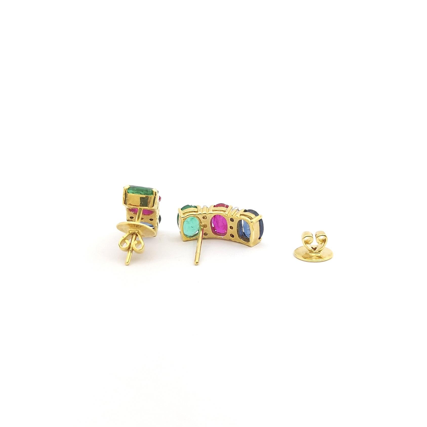 Boucles d'oreilles rubis, saphir bleu, émeraude et diamant sur monture en or 18 carats en vente 1