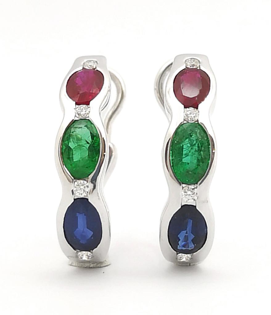 Boucles d'oreilles en or blanc 18K serties de rubis, saphirs bleus, émeraudes et diamants en vente 5